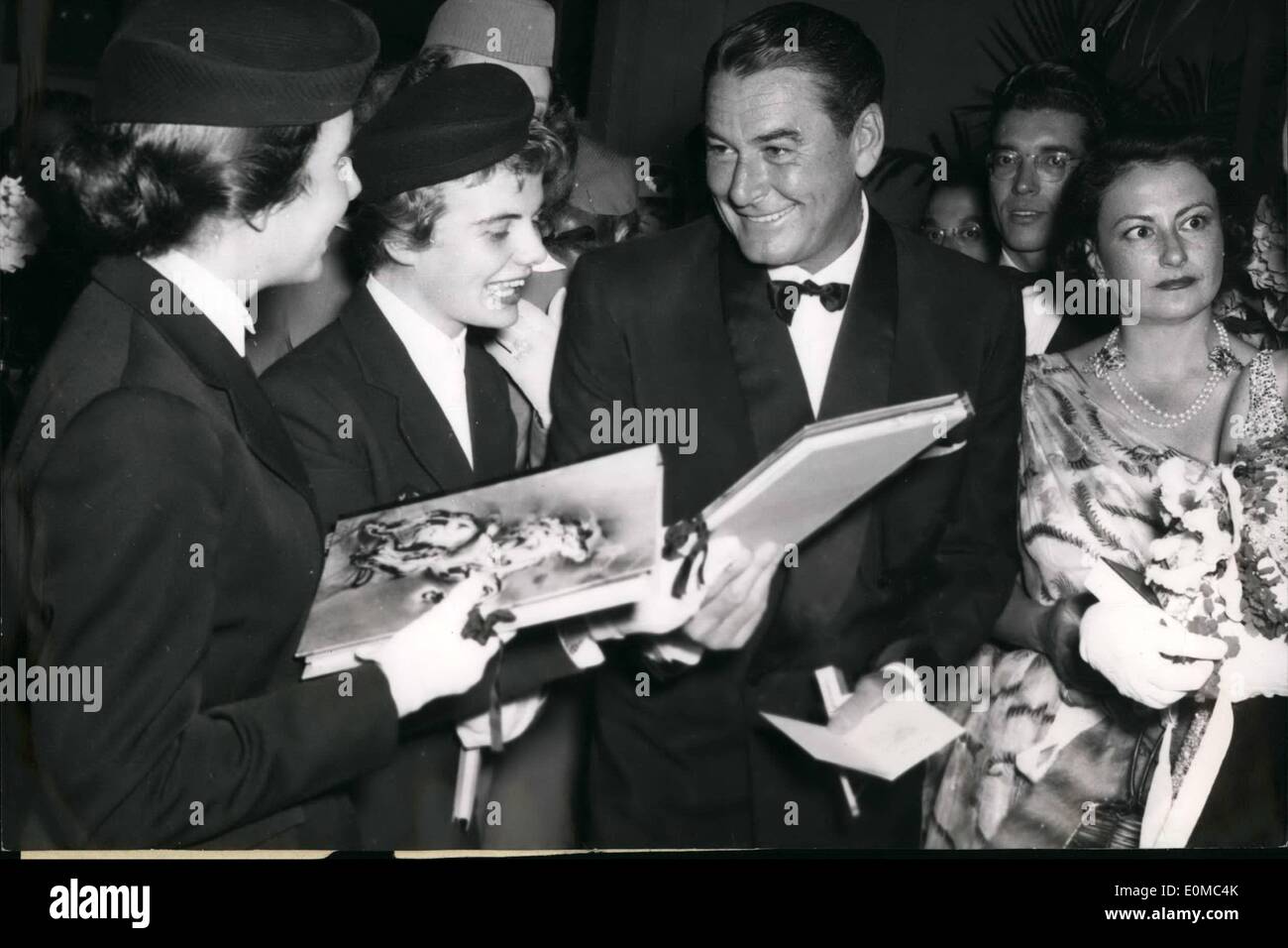 8. August 1954 - Errol Flynn (Minus Schnurrbart) in Deauville: Errol Flynn (der seine Moustach rasiert) umgeben von seinen zahlreichen Mädchen Bewunderer während Teilnahme an der berühmten Petits Blancs Wohltätigkeitsball in Deauville beleuchtet. Stockfoto