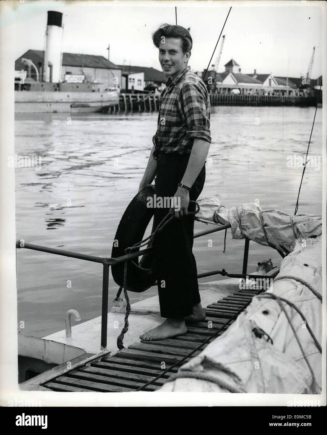 8. August 1954 - er Pläne zur Sail Round Th World: 21-jährige Wolfgang Kraker Von Schwarzenfeid, in Newhavemn am Wochenende auf einem Floß mit Segel, in denen er sagte, um die Welt.die Floß ist selbstgemacht - eine Plattform, peitschte auf zwei Zylinder geformt Schwimmern will, gesegelt. Unter den Schwimmern sind Lagertanks 110 Gallonen frisches Wasser zu halten. Wolfgang navigiert und schläft auf einem Schwimmer. Die andere ist seine Küche und Abstellraum. Die Segel sind Hallo eine Extravaganz - gezeugt hat die besten deutschen Segelmacher, die er finden konnte, um sie zu machen. Er nennt seine Floß Pfeilrichtung '' Meer '' Stockfoto