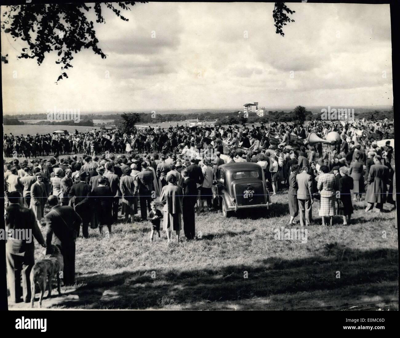 8. August 1954 - Reiters Sonntag-Tattenham Corner... Allgemeine Ansicht beim Service: Etwa 400 Pferde und Ponys teilgenommen in des jährlichen Reiters sonntäglichen Gottesdienst unter der Leitung von Bischof von Rochester auf Epsom Downs am Tattenham Cornet... Bild zeigt: Allgemeine Ansicht während des Gottesdienstes, die heute durch den Bischof von Rochester durchgeführt. Stockfoto