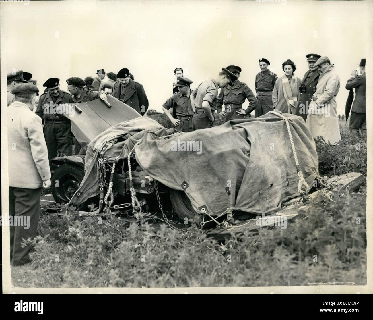 9. Juni 1954 - Übungen 06.09.54 Ã ¢ Â '¬ËœInvasion' auf Romney Marsh. Ein Jeep ist zerstört. Truppen wurden vom Angriff Handwerk gelandet und Jeeps wurden von Flugzeugen während des Trainings Pegasus-Brücke auf Romney Marsh heute fallengelassen. Personal waren aufgrund der hohen Windgeschwindigkeiten nicht gelöscht. Die Fallschirme nicht öffnen, wenn einer der Jeeps fallen gelassen wurde und es wurde auf 1.000 Fuß versagt völlig zerstört. Keystone Fotoshows: Truppen umgeben das Wrack des Jeeps, nachdem es von 1.000 Fuß sank und die Fallschirme nicht während des Trainings auf Romney Marsh heute geöffnet. Stockfoto