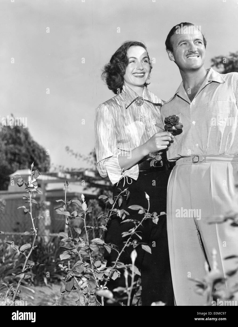 Schauspieler David Niven in seinem Hinterhof mit Frau Hjordis Stockfoto