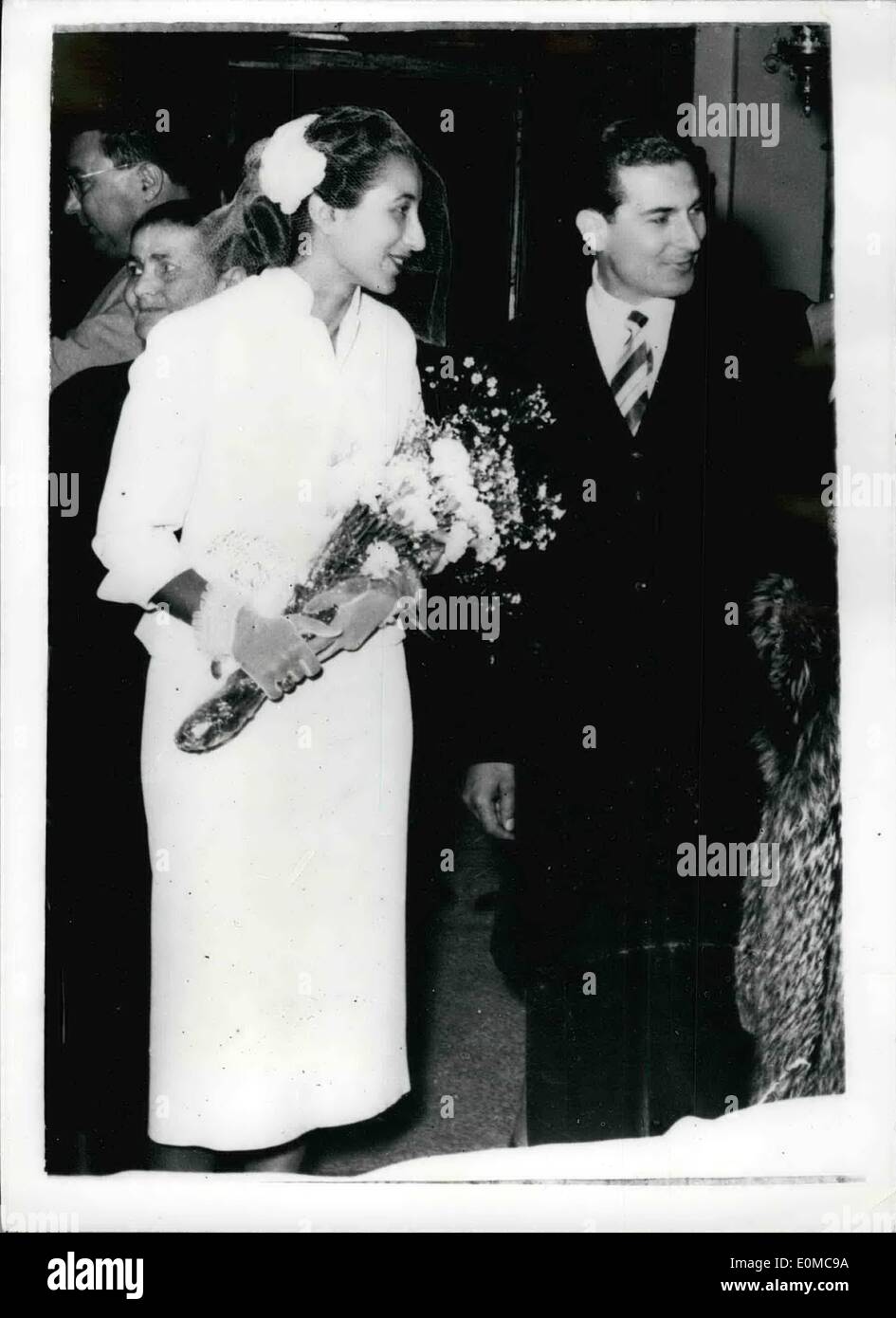 12. Juni 1954 - wieder 06.12.54 entführt kretische Mädchen heiratet. Tassoula Petrakogeorgi, das Mädchen, dessen Entführung von Costas Kefaloghiennis fast einen modernen Trojanischen Krieg auf Kreta im Jahr 1950 verursacht, wurde in Athen am Mittwoch bis Sophocle Adamidis, 30, ein Arzt verheiratet. Im Jahr 1950 Costas verschleppt Tassoula bis zu den Bergen von Kreta und heirateten in einem Kloster. Späteren Costas wurde auf die Beschwerde der Tassoula Familie für die Entführung ins Gefängnis geschickt. Nach seiner Freilassung lebte sie zusammen, aber im März 1952, bekam sie eine Scheidung. Keystone-Foto zeigt: Die Braut und Bräutigam nach der Trauung in Athen. Stockfoto