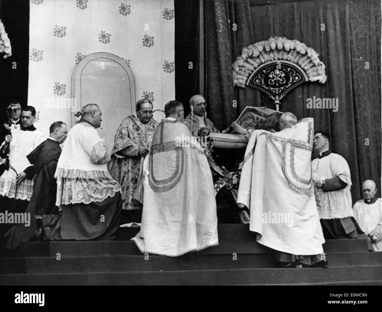 Papst Pius XII. verkündet fünf neue Heiligen Stockfoto