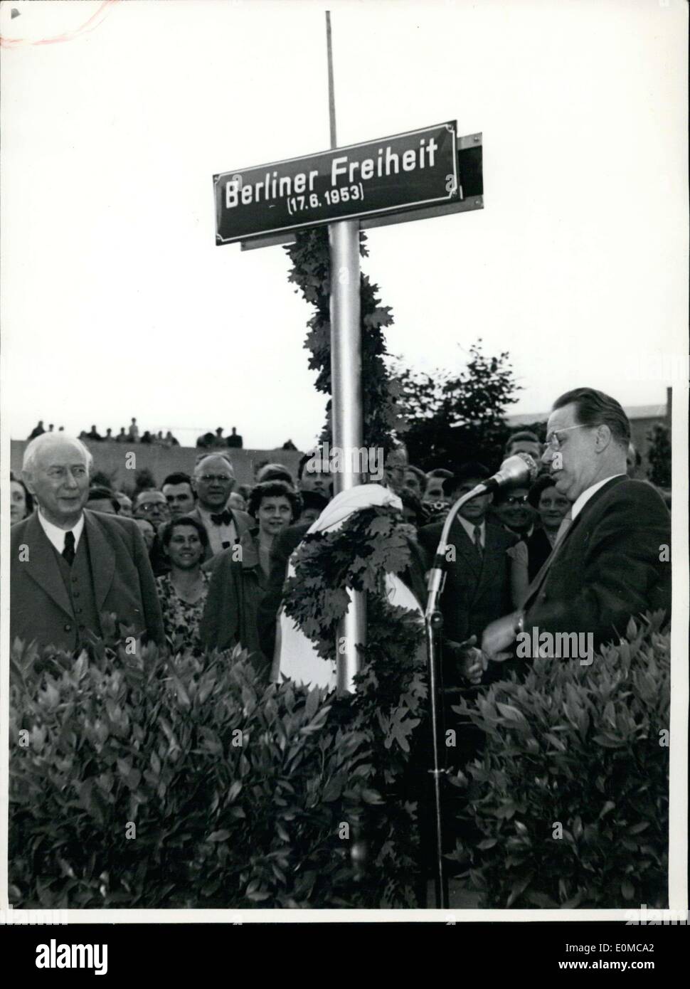 16. Juni 1954 - '' Berliner Freiheit''(Berlin Freedom) in Bonn. Zahlreiche Bonner zeigte sich auf den Tag der deutschen Einheit als Bonn, dass Bürgermeister Peter Busen(right) enthüllt eine Straße namens '' Berliner Freiheit''. Federal President Prof. Heuss(left) wurde die Teilnahme an der Veranstaltung. Stockfoto
