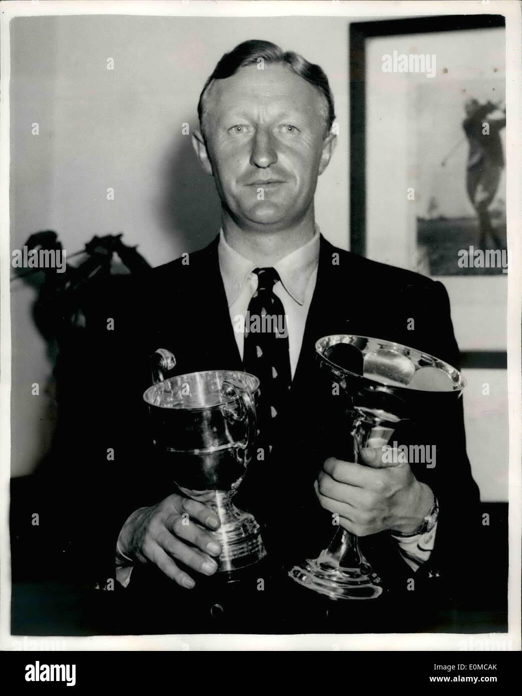 21. Juni 1954 - 21.06.54 New Zealand Golfer gewinnt den Prince Of Wales Cup. Herr D. Woon ein Mitglied des Teams New Zealand Golf am Wochenende gewann den Prince Of Wales Cup am Abkommen mit insgesamt 143, in zwei Runden von 72 und 71. Er Band auch für den zweiten Platz in der Royal St. George's und Champion Gold Challenge-Vase, die von H. Berwick von der australischen Mannschaft gewonnen wurde. Keystone-Foto zeigt: Herr D. Woon mit seinem Tassen nach seinem Sieg gestern. Stockfoto