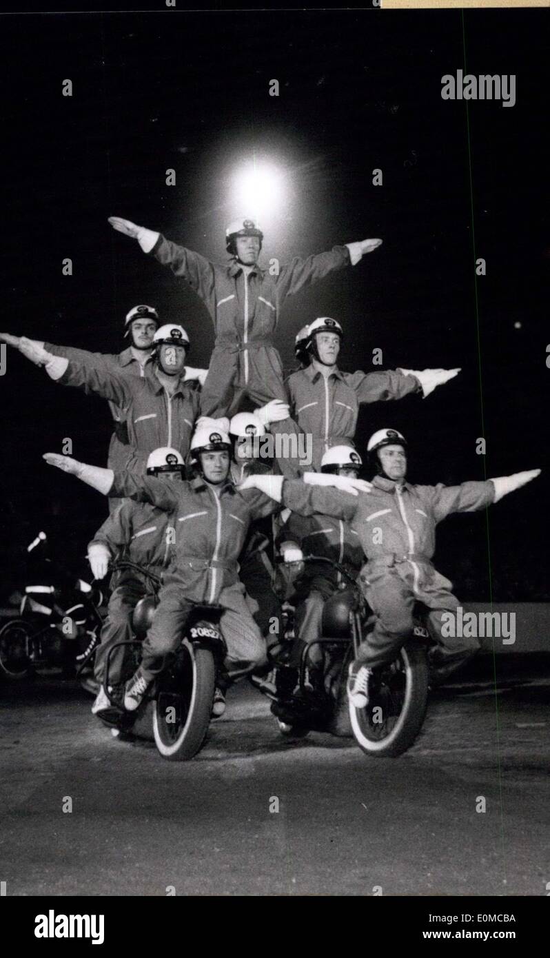 24. Jun. 1954 - Armeeshow im Palais des Sports. Republikanische Wachen  in Stunt-Reiten auf Motorrad, Teil des Programms der Armee Show, die jetzt im Palais des Sports , Paris statt. Stockfoto