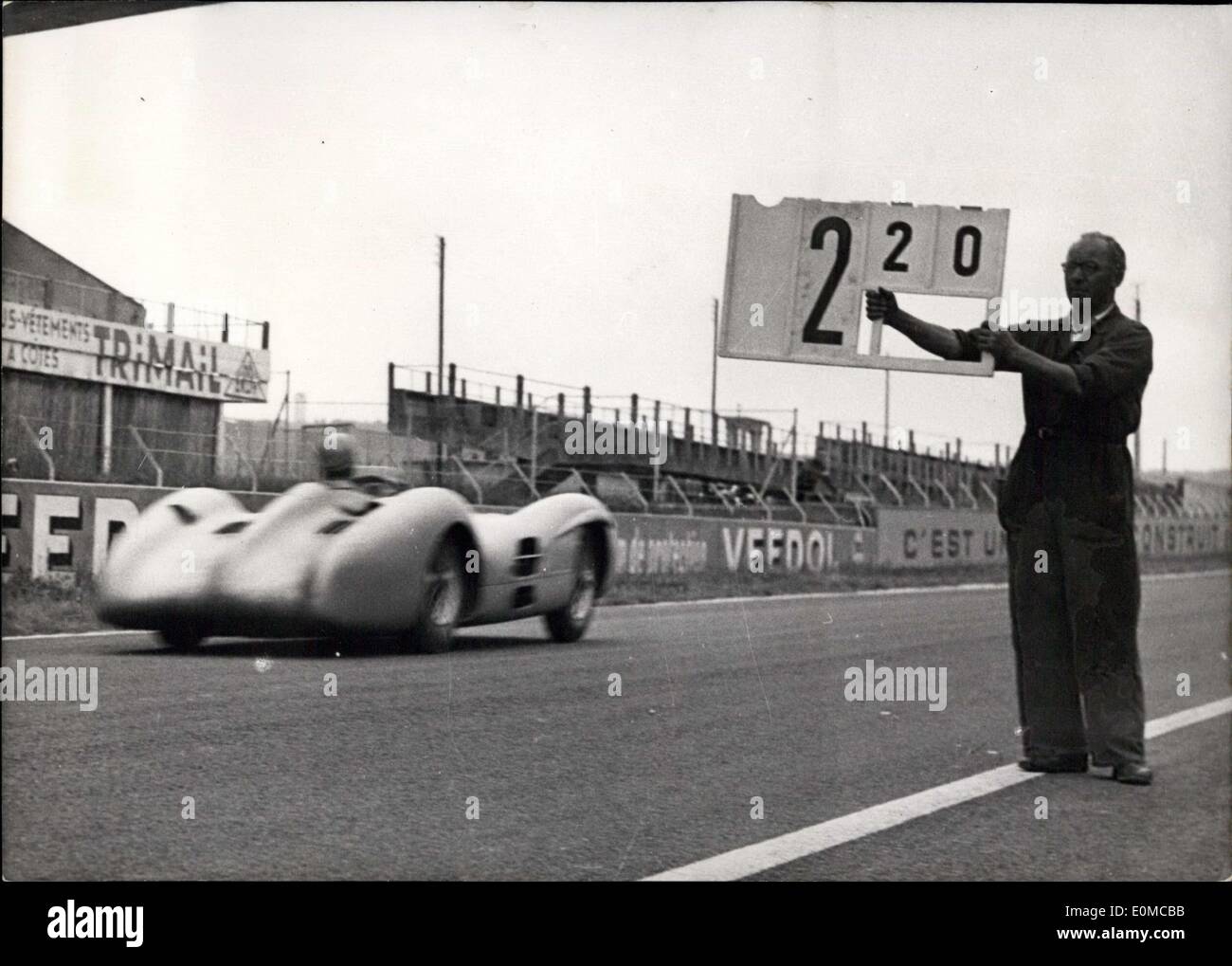 24. Juni 1954 - fährt Fangio Mercedes bei I 88 km p.h. argentinischer Rennfahrer Fangio am Steuer des neuen Mercedes 2 D.500 auf der Rennstrecke von Reims. Während des zweiten Versuchs fuhr er das Auto mit einer Geschwindigkeit von ich 88 km. pro Stunde. Er wird an den Grand Prix in Reims am 4. Juli stattfinden teilnehmen. Stockfoto