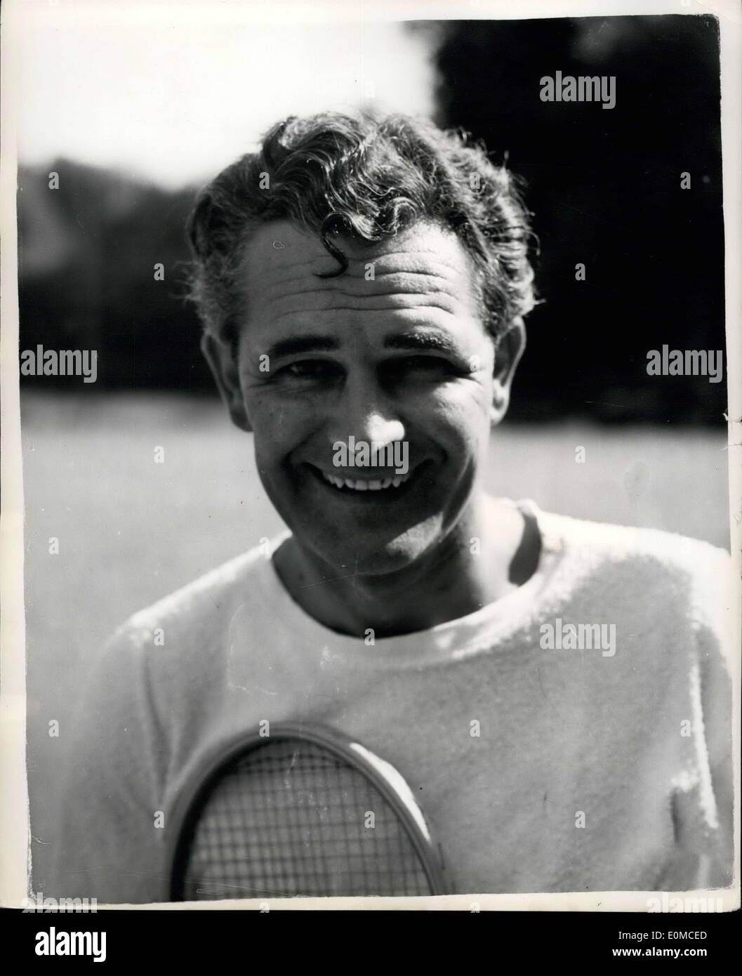 16. August 1954 - Studio bewachen für Donal grau.: Polizei auf der Hut in Lime Grove Fernsehstudios letzte Nacht, nach einer Bedrohung durch einen eifersüchtigen Ehemann, den Ansager, Mr. Donald Gray zu töten. Der anonyme Autor Ansager, Mr. Donald Gray. Der anonyme Verfasser beklagt, dass Mr. Gray '' seine Frau fasziniert '' als er auf dem Bildschirm erschien. Zwei Detektive saßen in Mr. Gray Auto wo verließ er das Studio zu fahren in seiner Wohnung in Kensington, S.W Stockfoto