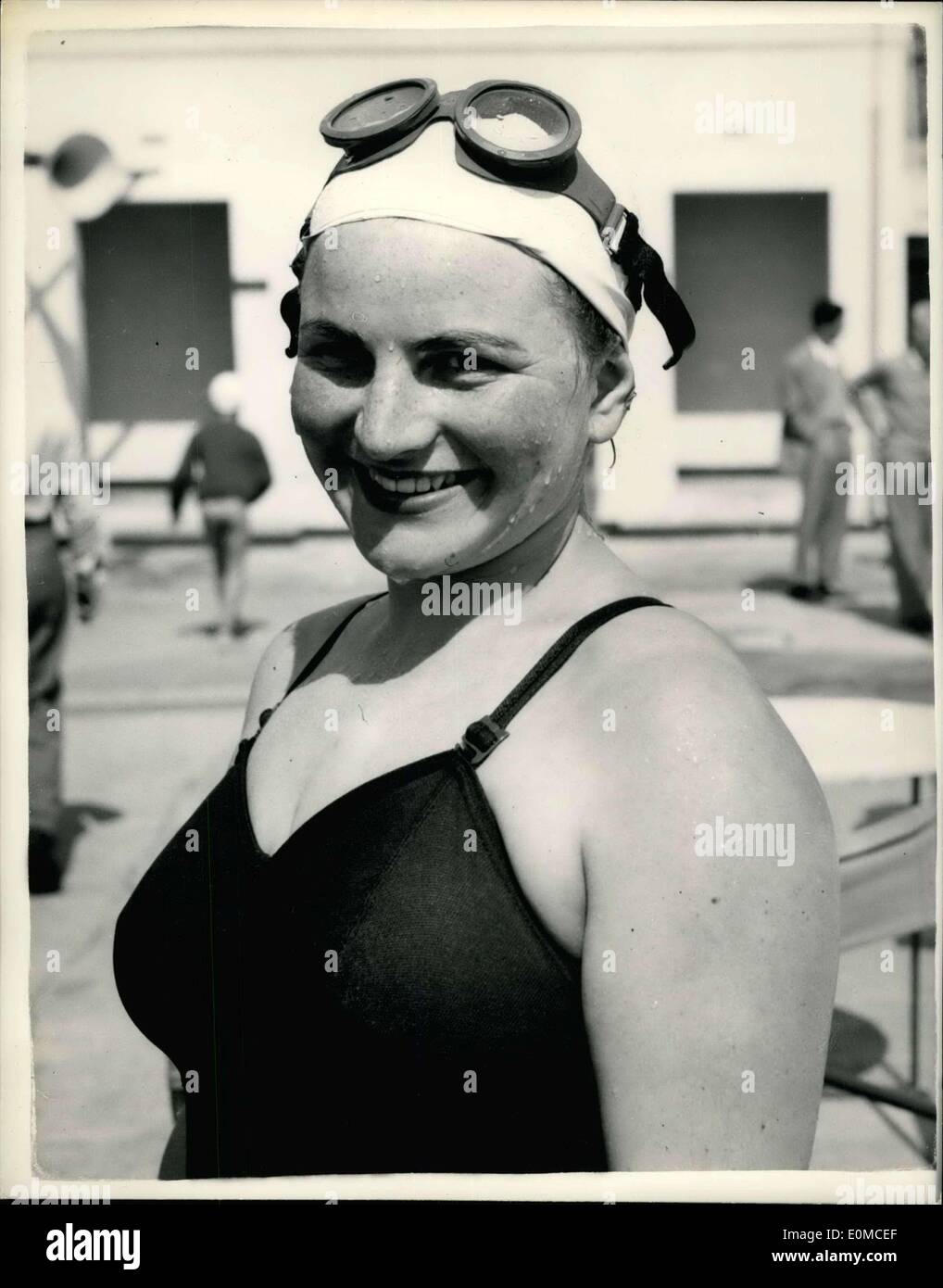 16. August 1954 - Ausbildung bei Folkestone Forr Cross Channel Swim Konkurrenten Butlins internationalen Cross Channel Swimming Rennen waren zu sehen, dass Training heute in der Open-Air-Pool im Folkestone.The Außenseiterin, Miss Margaret Feather, 21, von Scarborough, sagte heute, dass sie nicht ihren Körper mit Fett abgedeckt wird, wenn sie schwimmt. Sie tut dies auf Anraten von Jim Heath, ihr Manager, der auch als ihr Pilot fungieren wird. Er behauptet, dass Fett nur eine psychologische Hilfe, Schwimmer, Gefühl der Kälte in die Produktzehrung zu stoppen und hofft, dass Margaret wird dies bei ihrem Bad Stockfoto