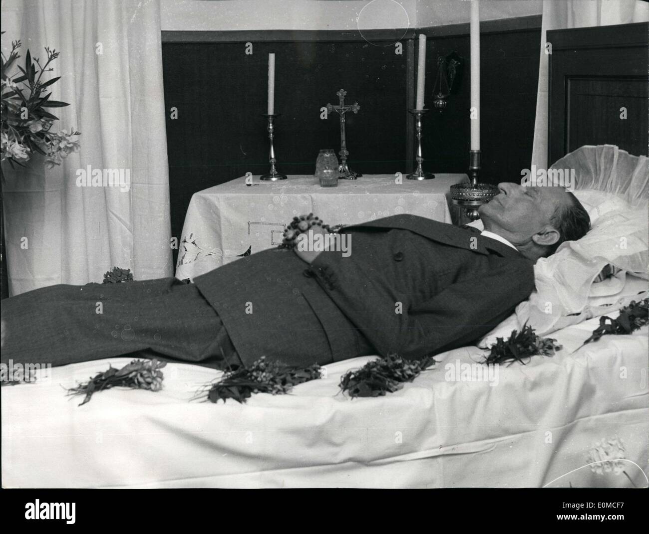 19. August 1954 - Herr De Gasperi von Italien Lis im Staat bei seiner Beerdigung Stockfoto