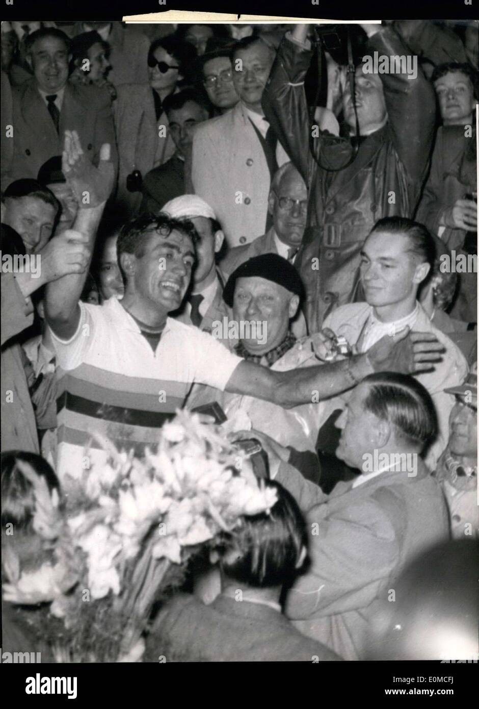 22. August 1954 - Radsport Meisterschaft von 1954 auf dem Solinger Kurs. 2. Tag: Street-Meisterschaften für die Berufskraftfahrer. Heute wurde französische Fahrer Bobet 1954 Weltmeister auf der Solinger Strecke nach einem Rennen von über 240km (15 Runden). Im Bild: Der Sieger überglücklich. Stockfoto