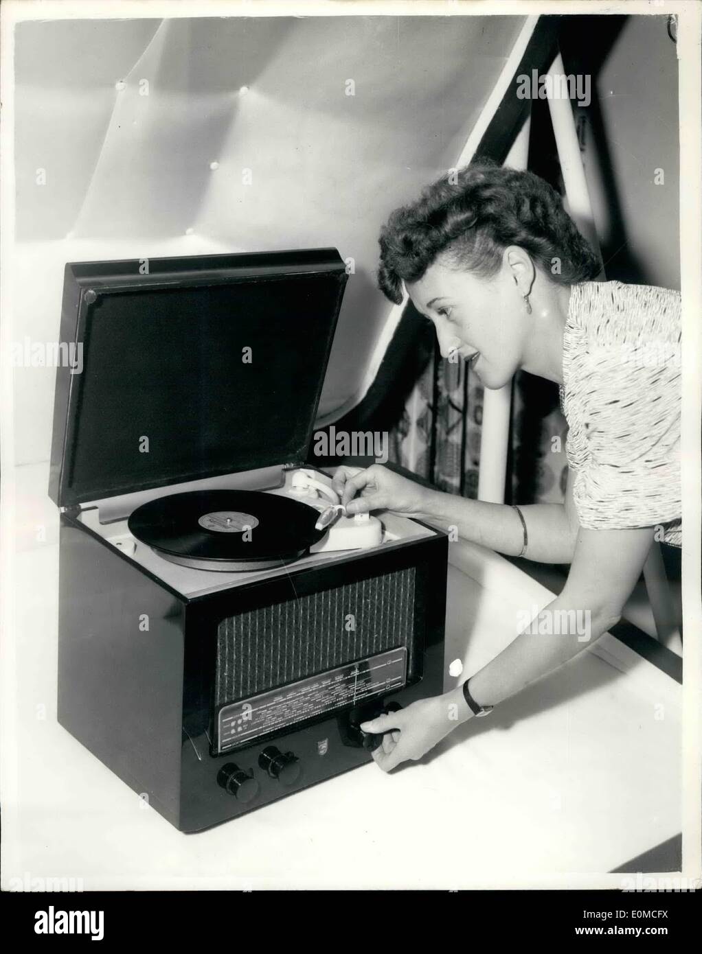 24. August 1954 - 24.08.54 Vorschau der nationalen Radioshow. Das kleinste Radio-Gramm. Hoto Shows: Miss Peggy Kingston o Stockfoto