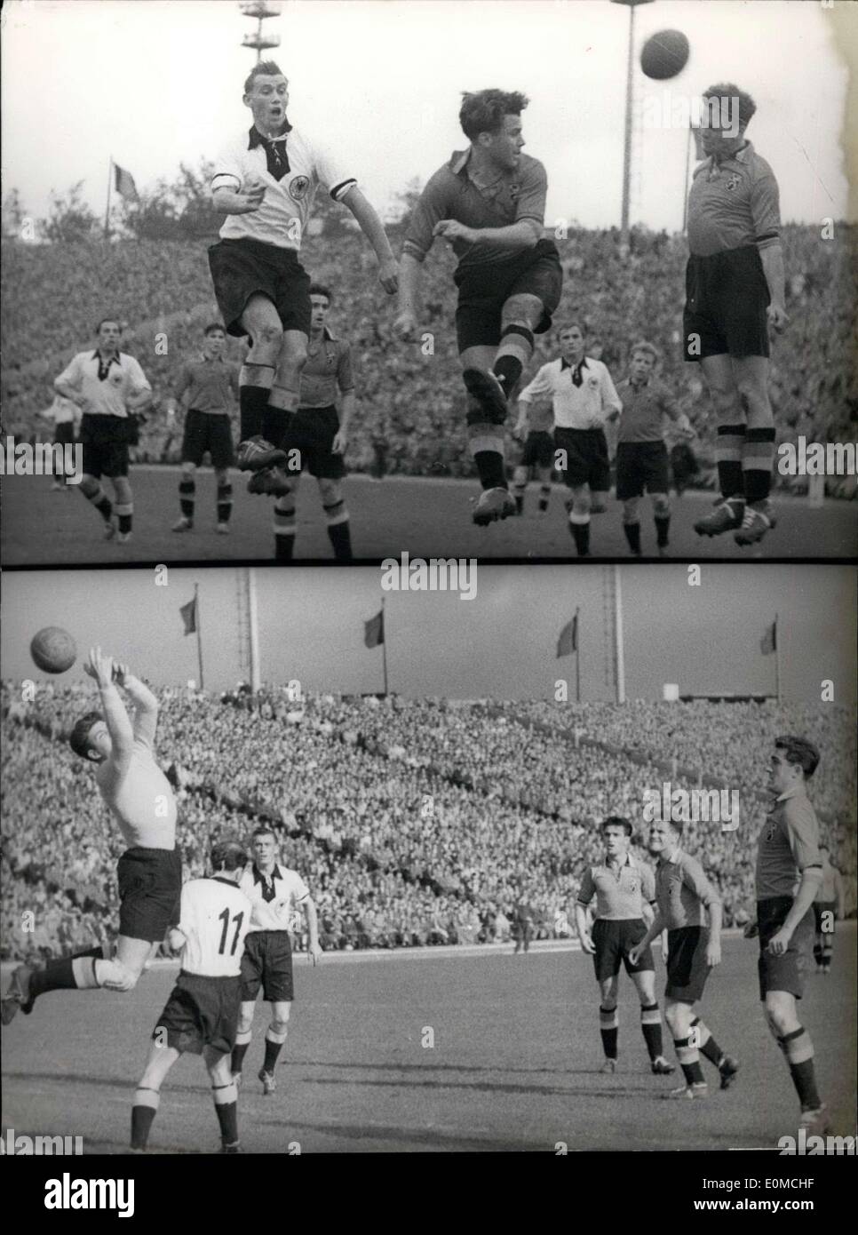 Sep 26, 1954 - Belgien zerstört Fußball Champions 2:0. Im Heysel-Stadion in Brüssel, die deutsche Nationalmannschaft der belgischen Mannschaft ausgesetzt war, verlor 2:0. Immer wieder versuchte der deutschen '' Sturm '' zu durchbrechen die belgische Verteidigung um zu versuchen aufzuholen. Die herausragende belgischen Verteidigung ließ nicht Rahn (im Bild oben-links) bis zum Ziel. Die belgischen Ersatz-Torwart, der in der ersten Hälfte für Gernaer auf der Rückseite subbed war, erwies sich als solide. Unsere untere Bild zeigt ihn Stanzen einen scharfen Schuss über das Tor. Stockfoto