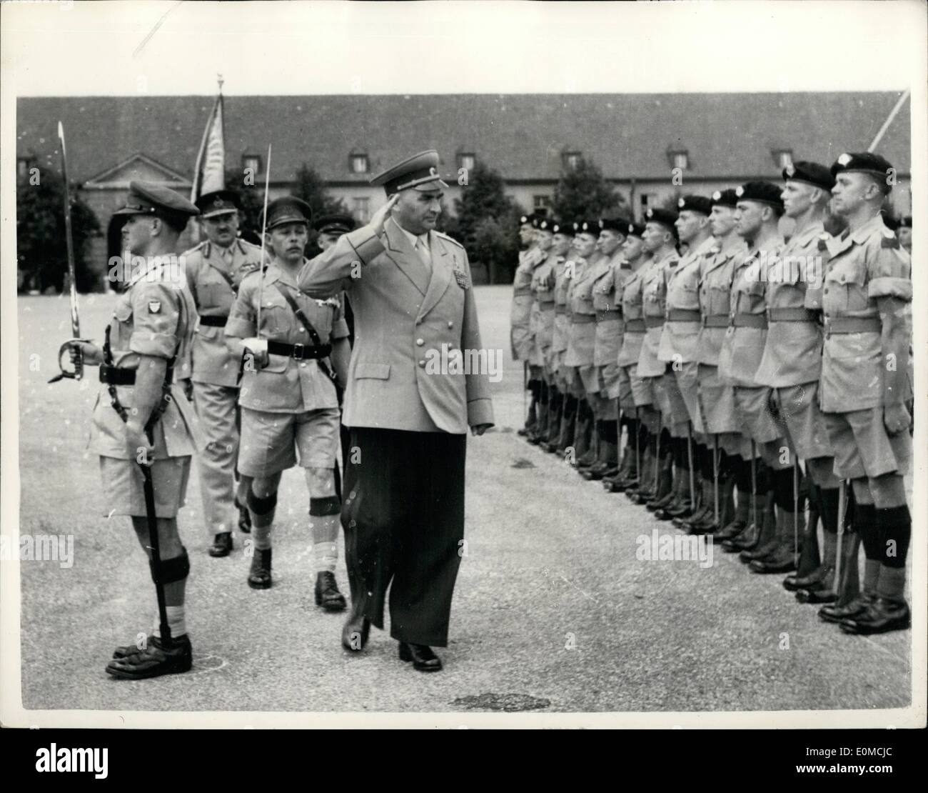 1. Oktober 1954 - besucht 10.01.54 neue sowjetische Armee Chef in Österreich britische Kaserne Schönbrunn. Generaloberst Shadov bezahlt der neu ernannte sowjetischen Armeechef in Österreich vor kurzem einen Besuch in der British Army Barracks, Schönbrunn, Wien. Keystone-Fotoshows: Generaloberst Shadov inspiziert die Ehrengarde der britischen Armeen während seines Besuchs in Schönbrunn Kasernen Stockfoto