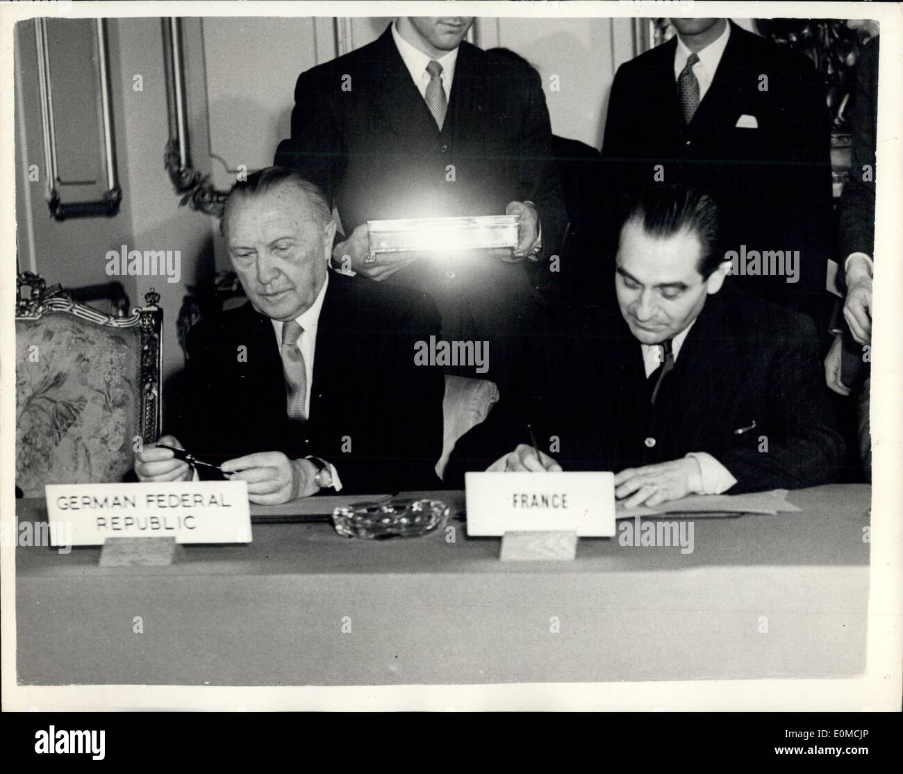 3. Oktober 1954 - Einigung bei neun-Mächte-Konferenz. Das Foto zeigt M. Mendes-France, bei der heutigen Vertragsunterzeichnung im Lancaster House, beobachtet von Dr. Adenauer gesehen. Stockfoto