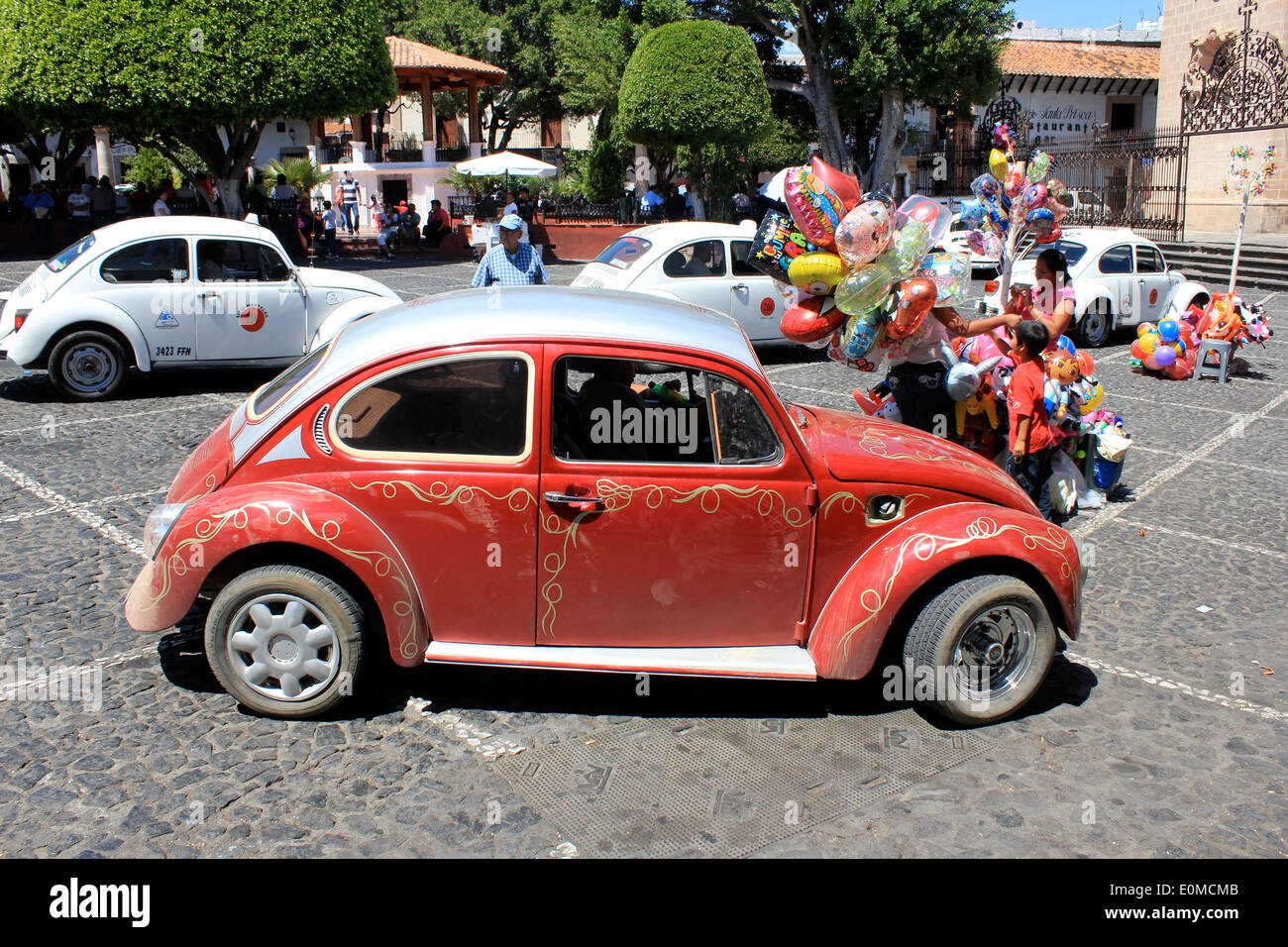 Eine maßgeschneiderte roten VW Käfer in der Plaza Borda von Taxco, Guerrero, Mexiko Stockfoto