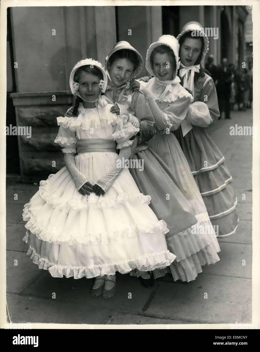Sep 02, 1954 - 09.02.54 Kinder? s Kleid Parade für Tattoo? Ein Merkmal der Royal Artillery Searchlight Tattoo in Woolwich Stadion in diesem Monat wird eine Wiedergabe einer Szene im Jahre 1856 sein wenn (auf einer Website ist fast identisch mit der des heutigen Stadions), Königin Victoria, mit Prinzgemahl und sieben Königskinder, das königliche Regiment, das Ende des Krimkrieges überprüft. Gab es Kinder? s Kleid Parade im Drury Lane Theatre heute Stockfoto Sep 02, 1954 - 09.02.54 Kinder? s Kleid Parade für Tattoo? Ein Merkmal der Royal Artillery Searchlight Tattoo in Woolwich Stadion in diesem Monat wird eine Wiedergabe einer Szene im Jahre 1856 sein wenn (auf einer Website ist fast identisch mit der des heutigen Stadions), Königin Victoria, mit Prinzgemahl und sieben Königskinder, das königliche Regiment, das Ende des Krimkrieges überprüft. Gab es Kinder? s Kleid Parade im Drury Lane Theatre heute Stockfoto