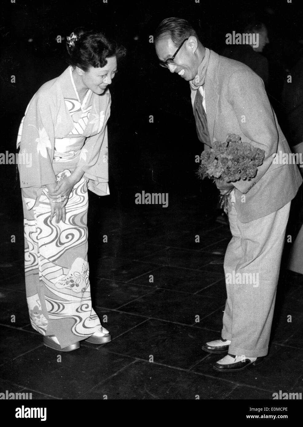 Fotograf Shin Tanaka grüßt Joshio Aqyama Stockfoto