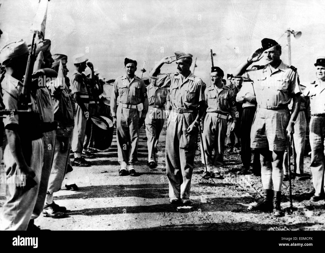 General De Castries, der Begrüßung durch Kameraden Stockfoto