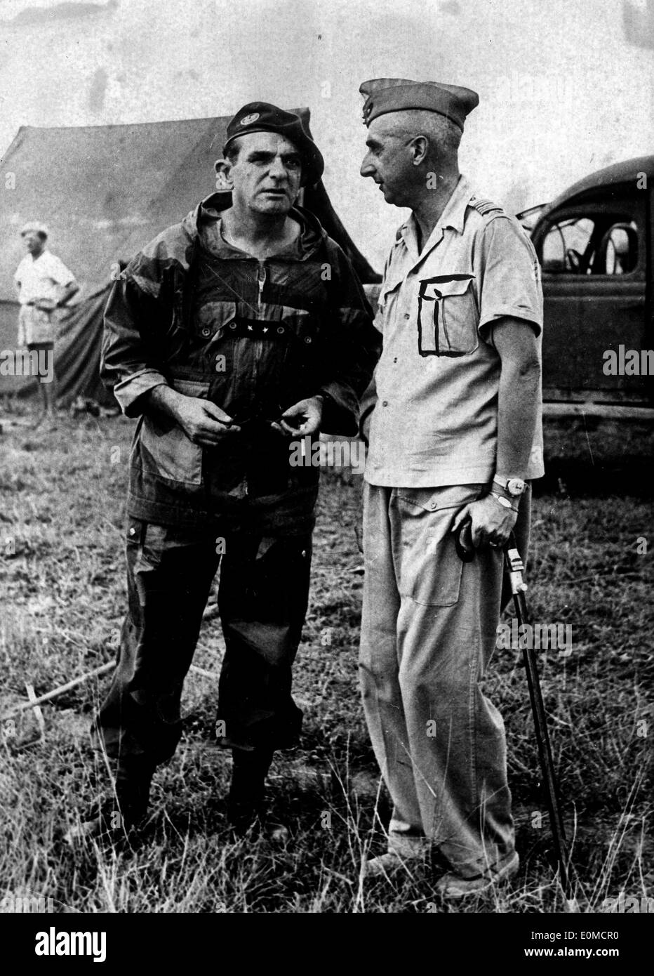 General De Castries im Gespräch mit einem anderen Offizier Stockfoto