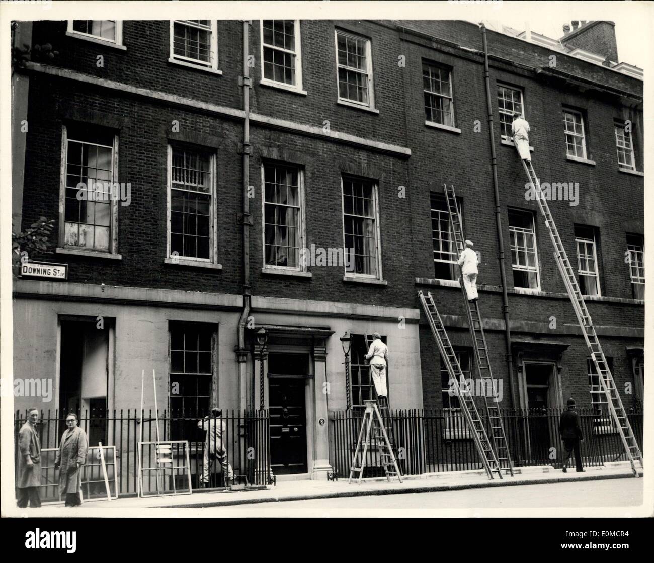 Sept. 08, 1954 - Nr. 10 bekommt eine Farbe, Arbeiter in der Downing Street: Foto zeigt die Szene am Nr. 10 Downing Street heute Morgen als Arbeiter mit ihren vielen Leitern beschäftigt Malerei, offizielle Residenz des Premierministers wurde. Dies ist das erste Mal, dass das Gebäude einen Hinweis hat außen für drei Jahre. Stockfoto