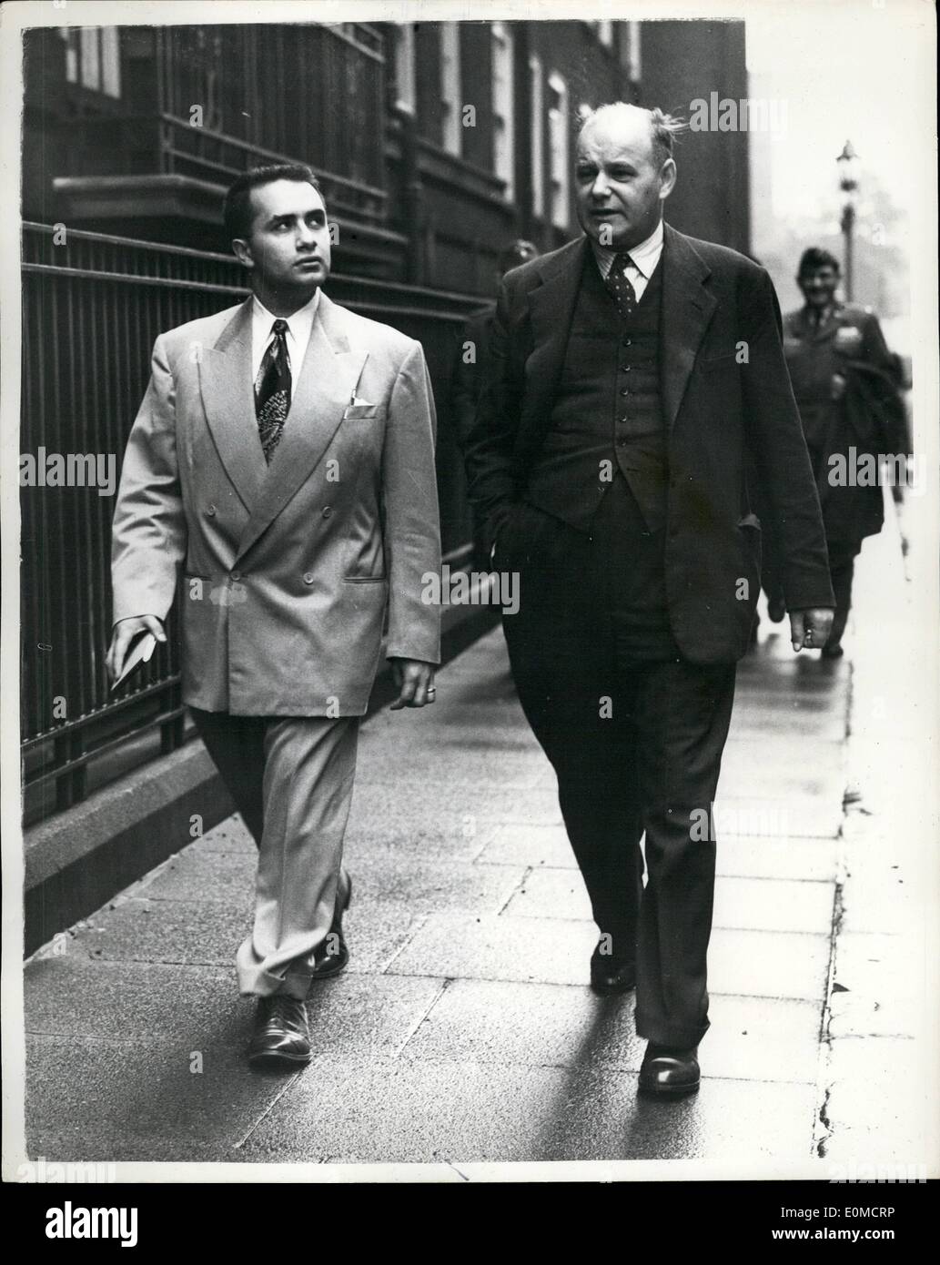 Sept. 09, 1954 - Amerikaner verbinden Jagd für Killer: Offiziere des US Special Investigation Bureau, Scotland Yard trat gestern bei der Jagd nach dem Mörder von Helen Carline, wer mit einem Nylonstrumpf in Pimlico erdrosselt wurde. Mitglieder der US-Luftwaffe Polizei hat auch geholfen. Chelsea Polizeistation wurde von mehreren US-Ermittler und Luftwaffe Männern besucht. Foto zeigt: Chief Inspector George Kelly, im dunklen Anzug, zu Fuß mit einem leitenden Offizier der United States Special Investigation Bureau. Stockfoto