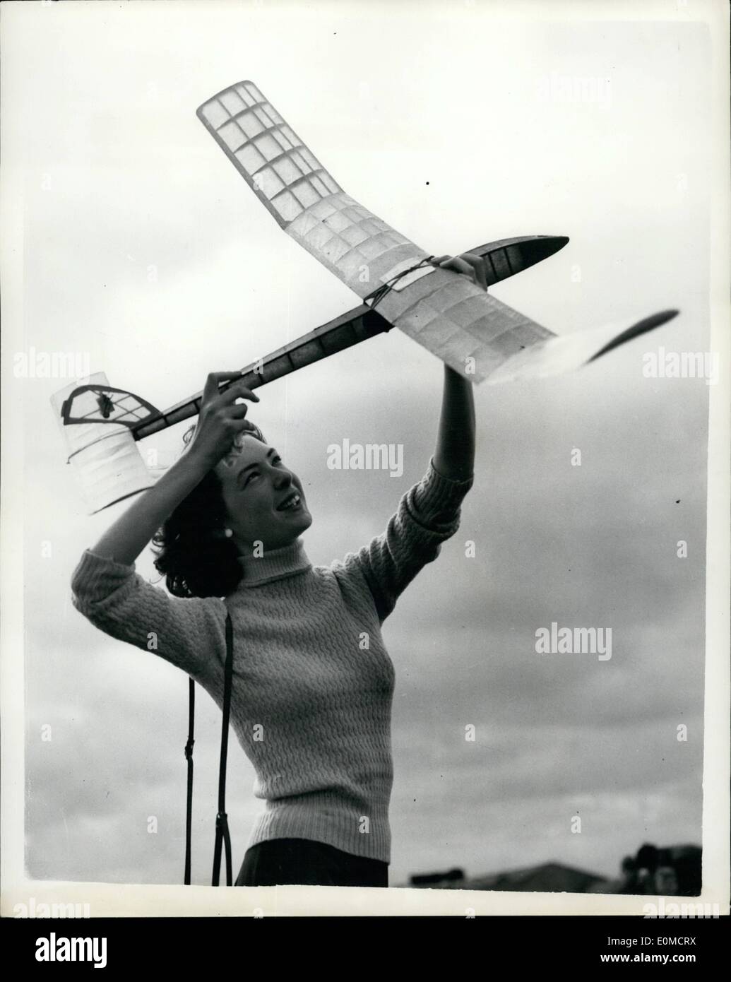 Sept. 09, 1954 - 1954 alle Großbritannien Flugmodelle Rallye am Flugplatz Radlett - Herts.: 16-j hrige Kathleen Hastings, von Hatfield, mit speziellem Woodford, eines ihrer Club Modell Segelflugzeuge gesehen. Stockfoto