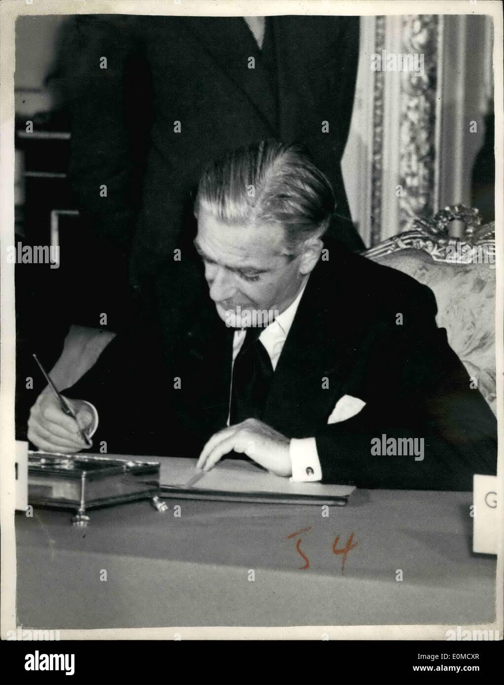 10. Oktober 1954 - Einigung bei neun - Mächte-Konferenz. das Foto zeigt Herrn Anthony Eden, gesehen auf dem heutigen; s im Lancaster House singen. Stockfoto