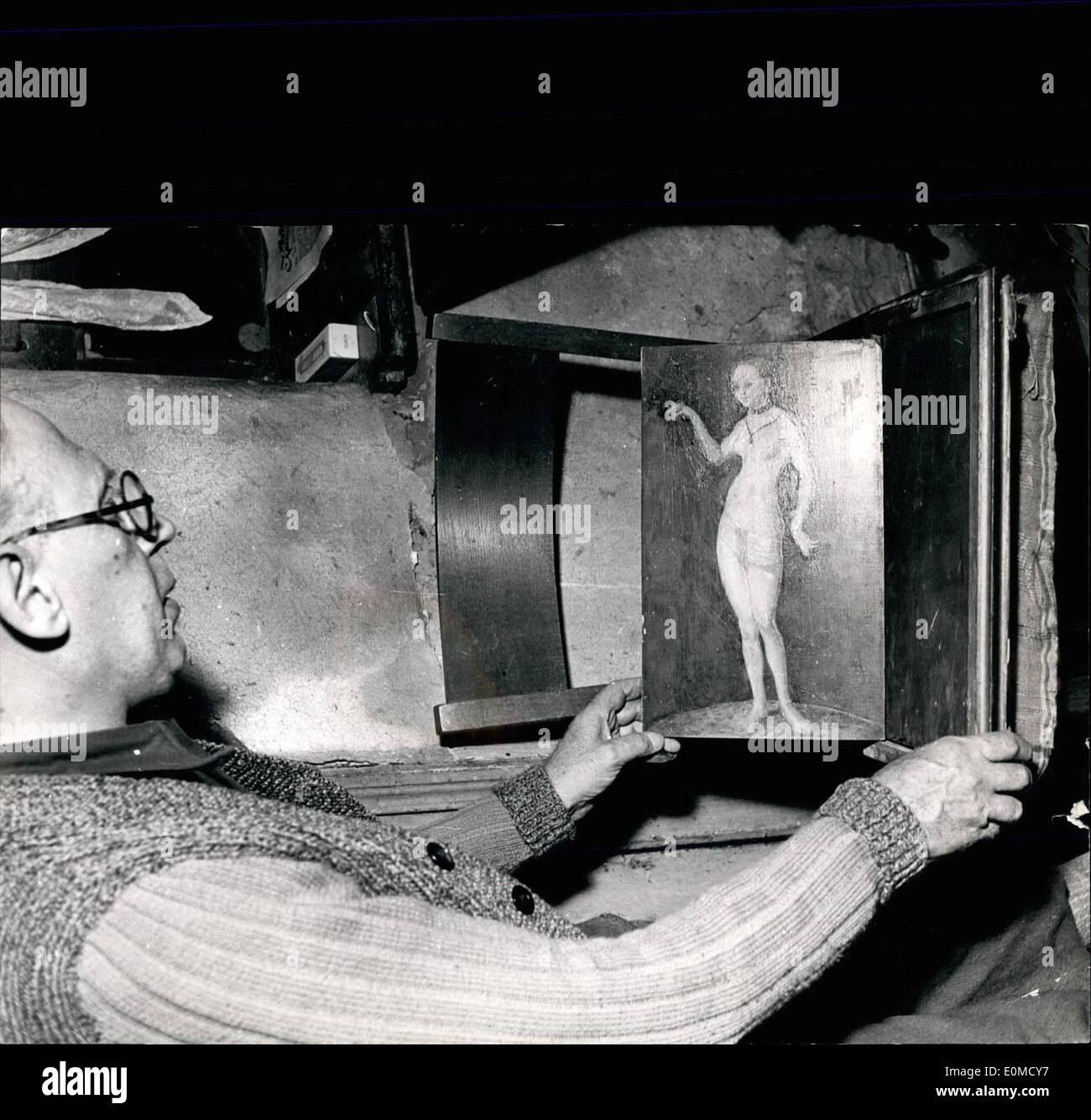 10. Oktober 1954 - ein Mann aus der Arbeit fand eine echte '' Cranach'' hinter einem Spiegel: ein Elektro-Ingenieur, der aus der Arbeit in Berlin fand für seine größten Erstaunen ein Bild auf der Rückseite des Spiegels brachte seine Frau mit wenn sie vor 27 Jahren verheiratet ist. Das Bild wird mit einem Drachen, dem Zeichen der Werkstatt von Cranach und das Jahr 1532 unterzeichnet. Experten sind überzeugt, dass es einen wirklichen Frieden von Cranach. Stockfoto