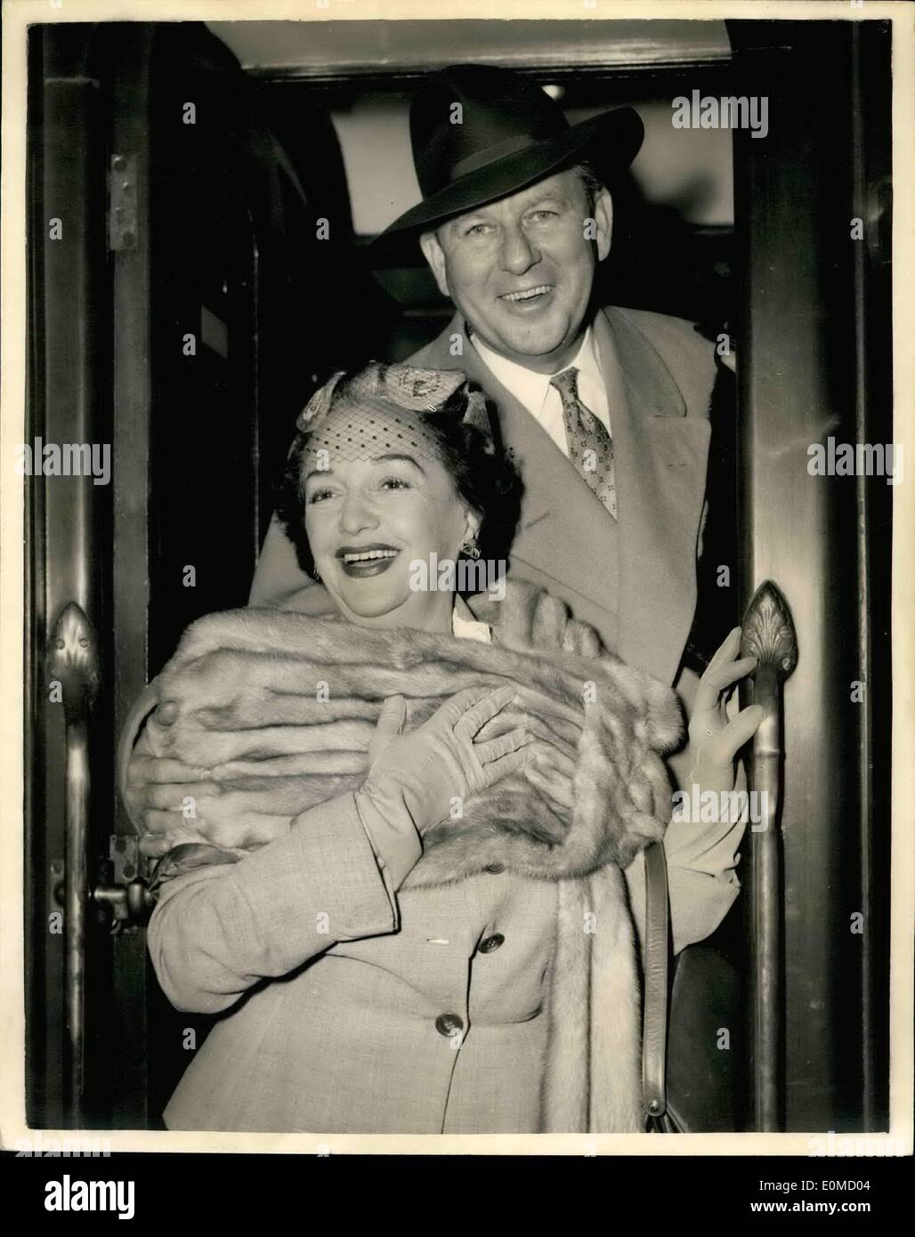10. Oktober 1954 - zurück Ben und Bebe aus Amerika. Foto zeigt Radio stars Ben Lyon und seine Frau, Bebe Daniels, fotografiert bei Waterloo an diesem Morgen, als sie in der Queen Mary Boot-Zug ankamen. Stockfoto