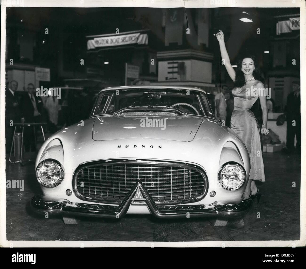10. Oktober 1954 - Vorschau auf der Internationalen Automobilausstellung. Laya Raki mit Hudson '' Italia''. Foto zeigt Bühne und der Leinwand Sterne Laya Raki versucht die neue Hudson '' Italia'' cut 2-türige Sportcoupé - auf der International Motor Show, die Morgen am Earls Court eröffnet. Stockfoto