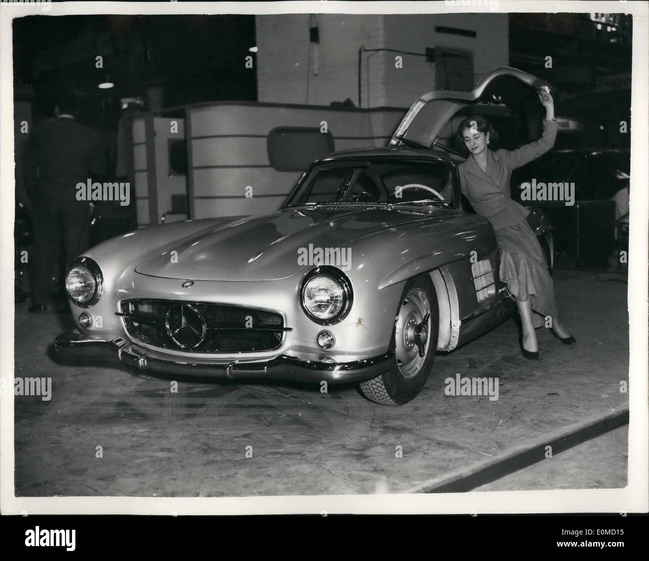 10. Oktober 1954 - Pre-View von International Motor zeigt der neue 300 SL 300 Daimler Mercedes-Benz: Foto zeigt Blick auf das neue Modell 300 Sl Mercedes Benz 165 mph Sport Copue - das ist die erste in die Eule mit Patrouille einstweilige Verfügung - verkauft werden und welche Kosten unter 000. Dies wird behauptet, das schnellste Auto auf der International Motor zeigt die Morgen am Earls Court eröffnet. Stockfoto