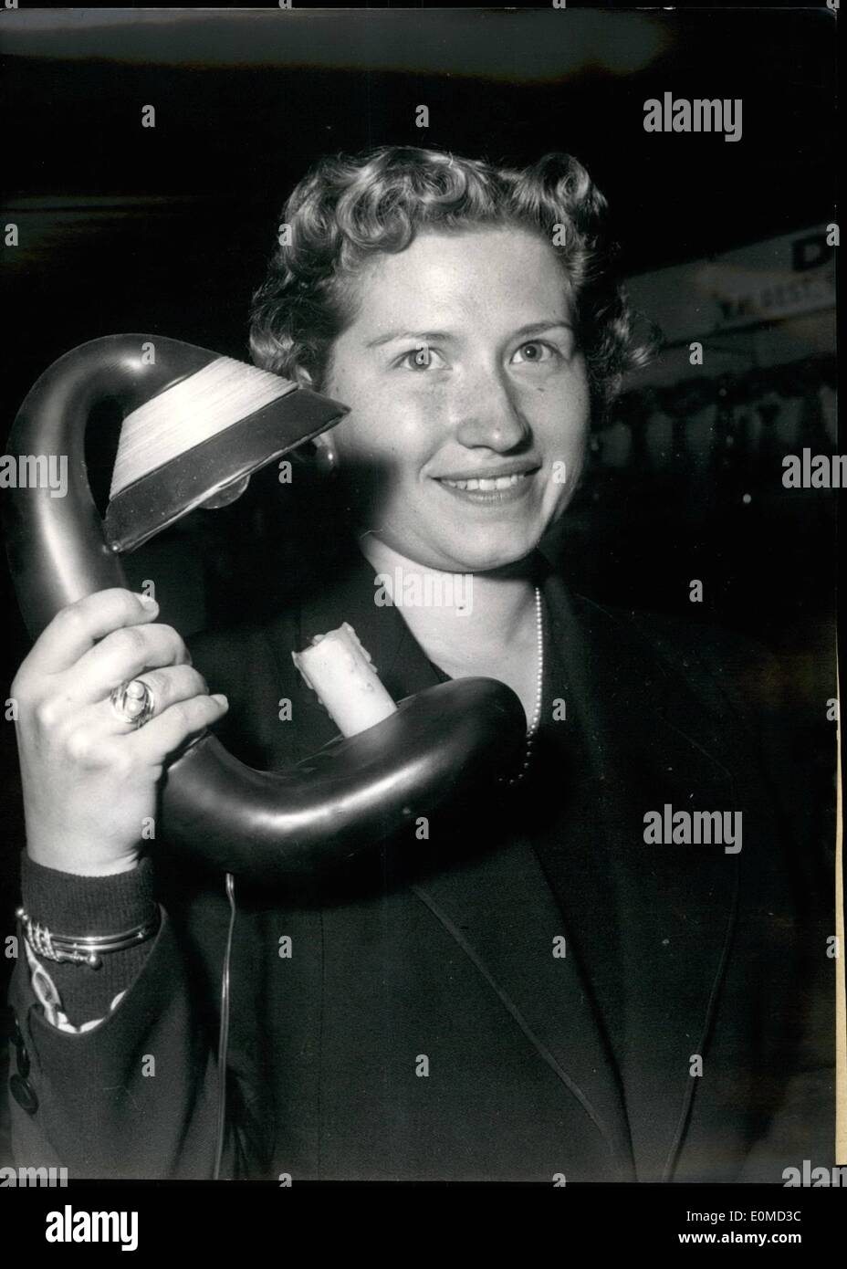 Sept. 09, 1954 - Kunst und Handwerk Messe öffnet In Paris: Ein Lampengestell geformt wie ein Telefonhörer gesehen an der Arts And Crafts Show jetzt In Paris statt. Stockfoto