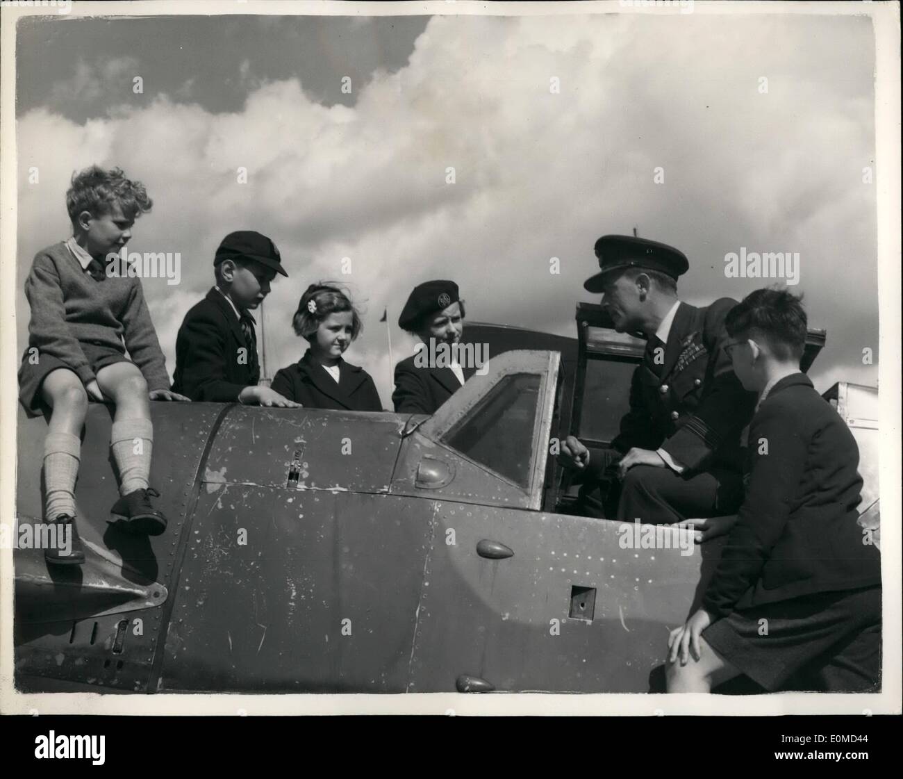 Sept. 09, 1954 -''4.09''-Flugzeuge. M.E. 109 Kingaby auf Horse Guards Parade: eine Anzeige der britischen und deutschen Flugzeuge, die an der Schlacht von Großbritannien nahm wird auf Horse Guards Parade statt, um den Jahrestag der Schlacht zu markieren. Foto zeigt eine Schlacht von Großbritannien 'ACE' Sqd. Leader Don Kingaby D.S.O., A.F.C., D.F.M. und zwei Bars, die kommt aus Beckenham Kent im Cockpit eines Mo 109 sitzt.  zu den Knaben auf der Horse Guards Parade im Chat heute Morgen. Sqd. Leader Kingaby abgeschossen 22 Flugzeuge (18 M.E.) während des Krieges und war dann ein F/Sgt Stockfoto