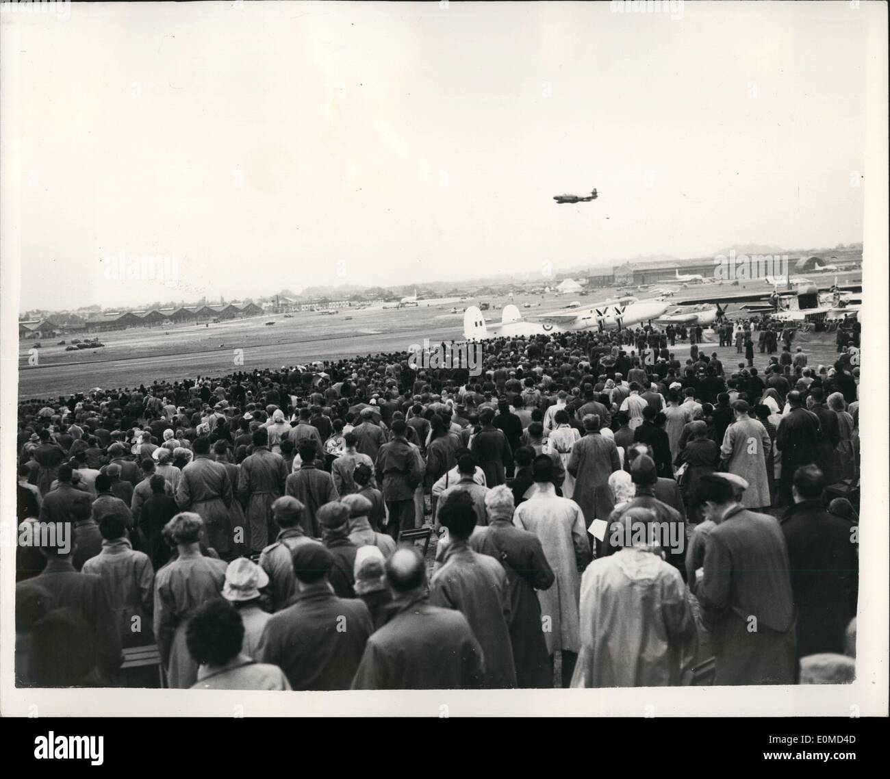 Sept. 09, 1954 - The Fa Rnborough Air Display - offen für das öffentliche Publikum beobachten Display von Meteor: Foto zeigt allgemeine Ansicht zeigt einem Abschnitt der riesigen Menge Flugvorführungen von einem Meteor während der Farnborough Air Display beobachten, die zum ersten Mal heute Nachmittag für die Öffentlichkeit zugänglich war. Stockfoto