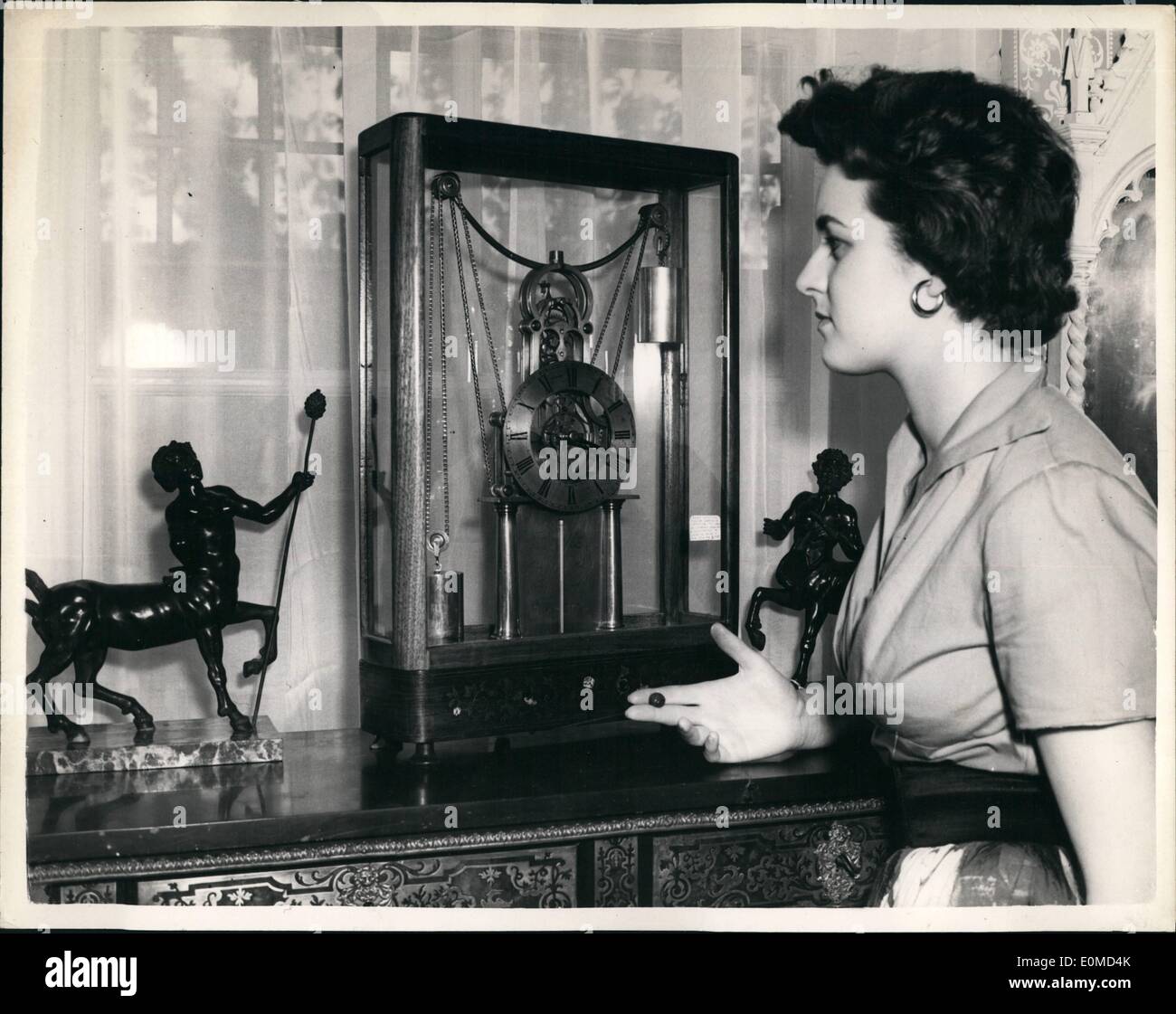 Sept. 09, 1954 - Herbst Antiquitätenhändler Messe in Chelsea Town Hall. Handarbeiten-Schachspiel. Presse-Preview wurde heute Nachmittag in Chelsea Town Hall von der Herbst-Antiquitätenhändler Messe statt. Keystone Fotoshows: Jacqueline Bromley bewundert eine amerikanische 19. Jhd - 8-Tage Skelett Kaminuhr mit Thermometer unter dem Zifferblatt. Die Uhr ist durch Schnur unterhalb Basis aufgezogen. Stockfoto