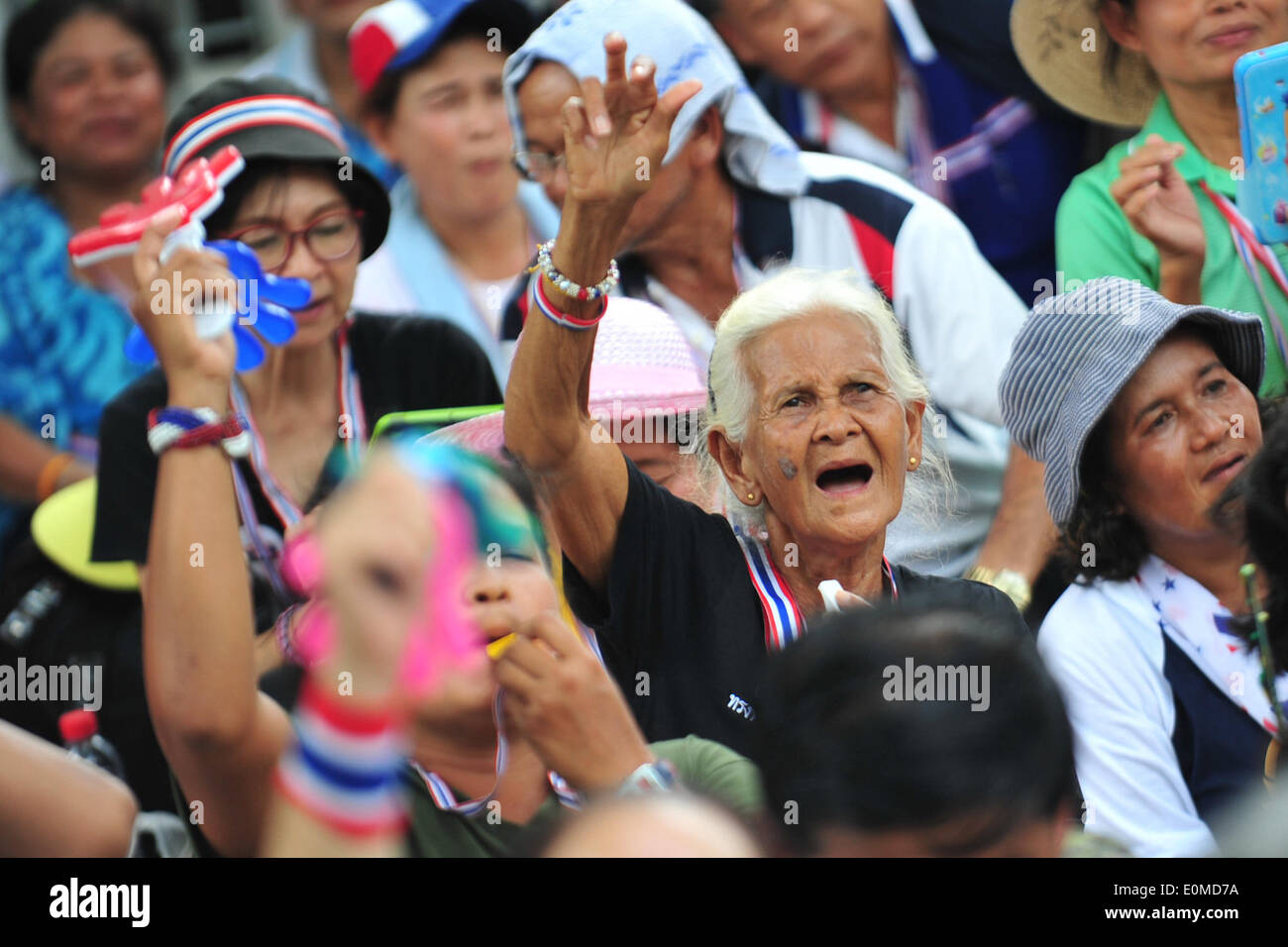 Bangkok, Thailand. 16. Mai 2014. Bei einer Kundgebung vor dem Parlamentsgebäude teilnehmen als Senatoren Debatte um Lösungen für politische Konflikt des Landes in Bangkok, Thailand, 16. Mai 2014 finden Thai Anti-Regierungs-Demonstranten. Bildnachweis: Rachen Sageamsak/Xinhua/Alamy Live-Nachrichten Stockfoto
