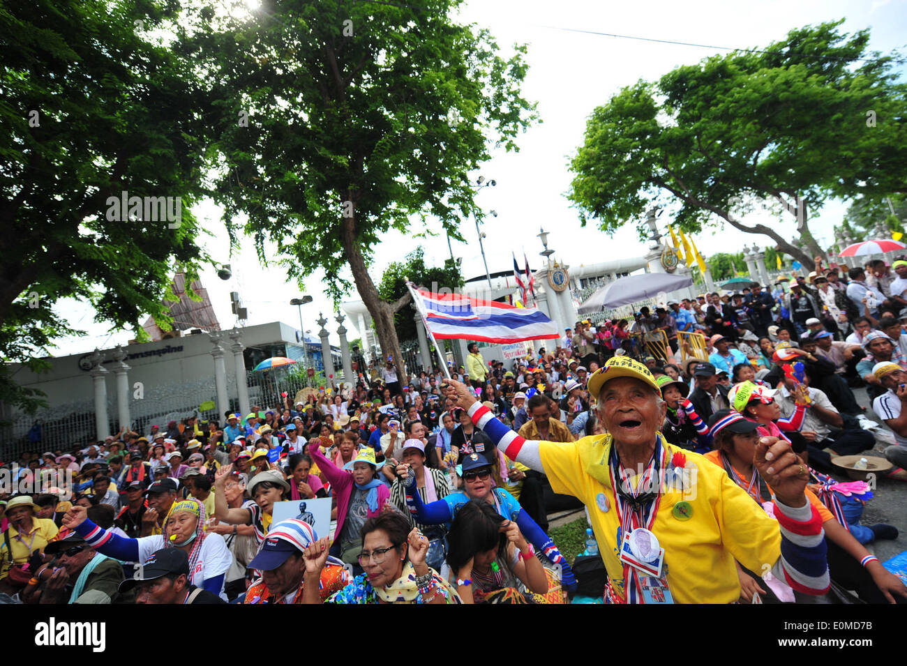 Bangkok, Thailand. 16. Mai 2014. Bei einer Kundgebung vor dem Parlamentsgebäude teilnehmen als Senatoren Debatte um Lösungen für politische Konflikt des Landes in Bangkok, Thailand, 16. Mai 2014 finden Thai Anti-Regierungs-Demonstranten. Bildnachweis: Rachen Sageamsak/Xinhua/Alamy Live-Nachrichten Stockfoto