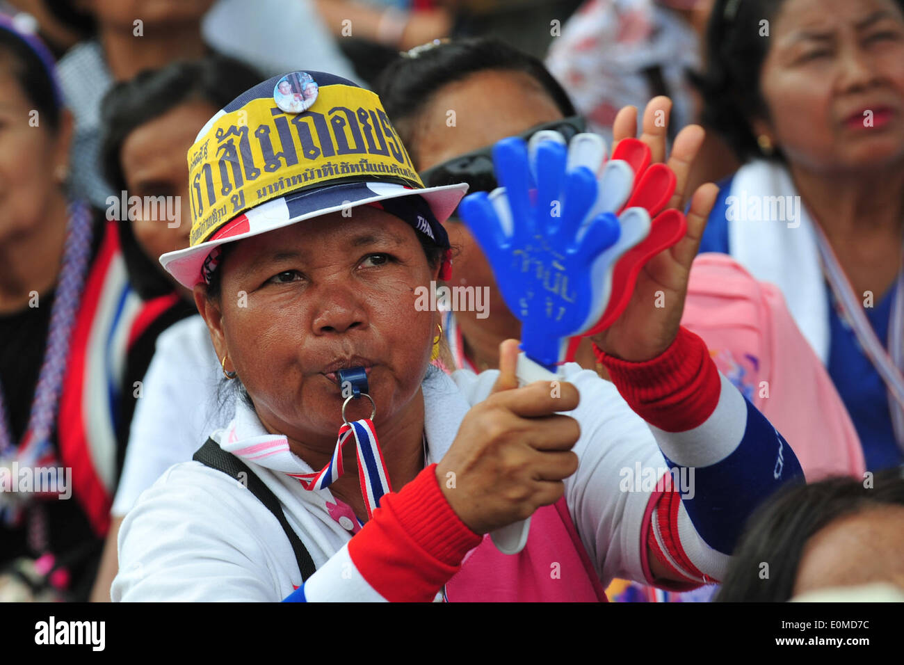 Bangkok, Thailand. 16. Mai 2014. Bei einer Kundgebung vor dem Parlamentsgebäude teilnehmen als Senatoren Debatte um Lösungen für politische Konflikt des Landes in Bangkok, Thailand, 16. Mai 2014 finden Thai Anti-Regierungs-Demonstranten. Bildnachweis: Rachen Sageamsak/Xinhua/Alamy Live-Nachrichten Stockfoto