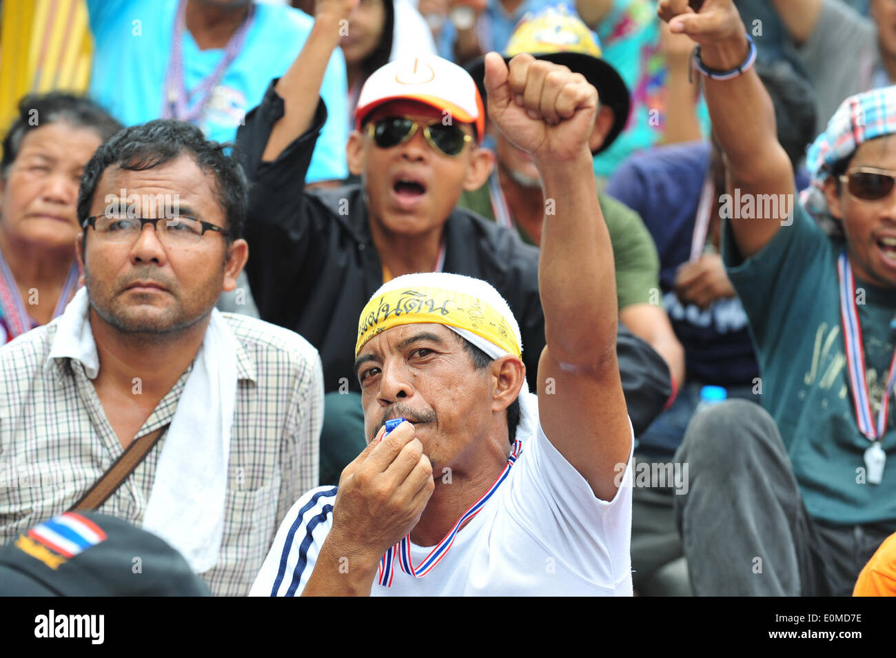 Bangkok, Thailand. 16. Mai 2014. Bei einer Kundgebung vor dem Parlamentsgebäude teilnehmen als Senatoren Debatte um Lösungen für politische Konflikt des Landes in Bangkok, Thailand, 16. Mai 2014 finden Thai Anti-Regierungs-Demonstranten. Bildnachweis: Rachen Sageamsak/Xinhua/Alamy Live-Nachrichten Stockfoto
