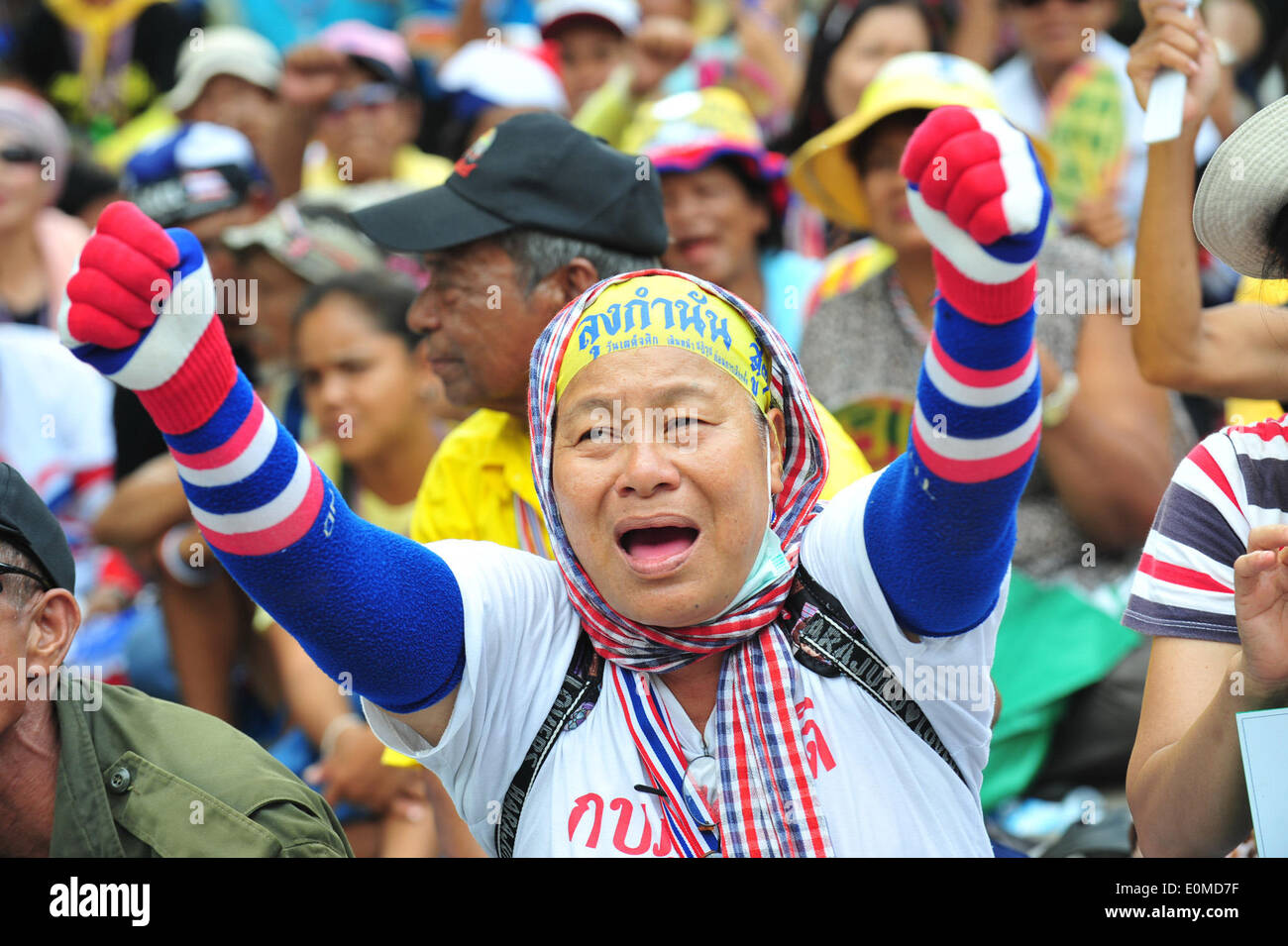 Bangkok, Thailand. 16. Mai 2014. Bei einer Kundgebung vor dem Parlamentsgebäude teilnehmen als Senatoren Debatte um Lösungen für politische Konflikt des Landes in Bangkok, Thailand, 16. Mai 2014 finden Thai Anti-Regierungs-Demonstranten. Bildnachweis: Rachen Sageamsak/Xinhua/Alamy Live-Nachrichten Stockfoto
