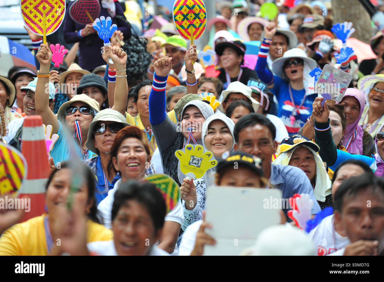 Bangkok, Thailand. 16. Mai 2014. Bei einer Kundgebung vor dem Parlamentsgebäude teilnehmen als Senatoren Debatte um Lösungen für politische Konflikt des Landes in Bangkok, Thailand, 16. Mai 2014 finden Thai Anti-Regierungs-Demonstranten. Bildnachweis: Rachen Sageamsak/Xinhua/Alamy Live-Nachrichten Stockfoto