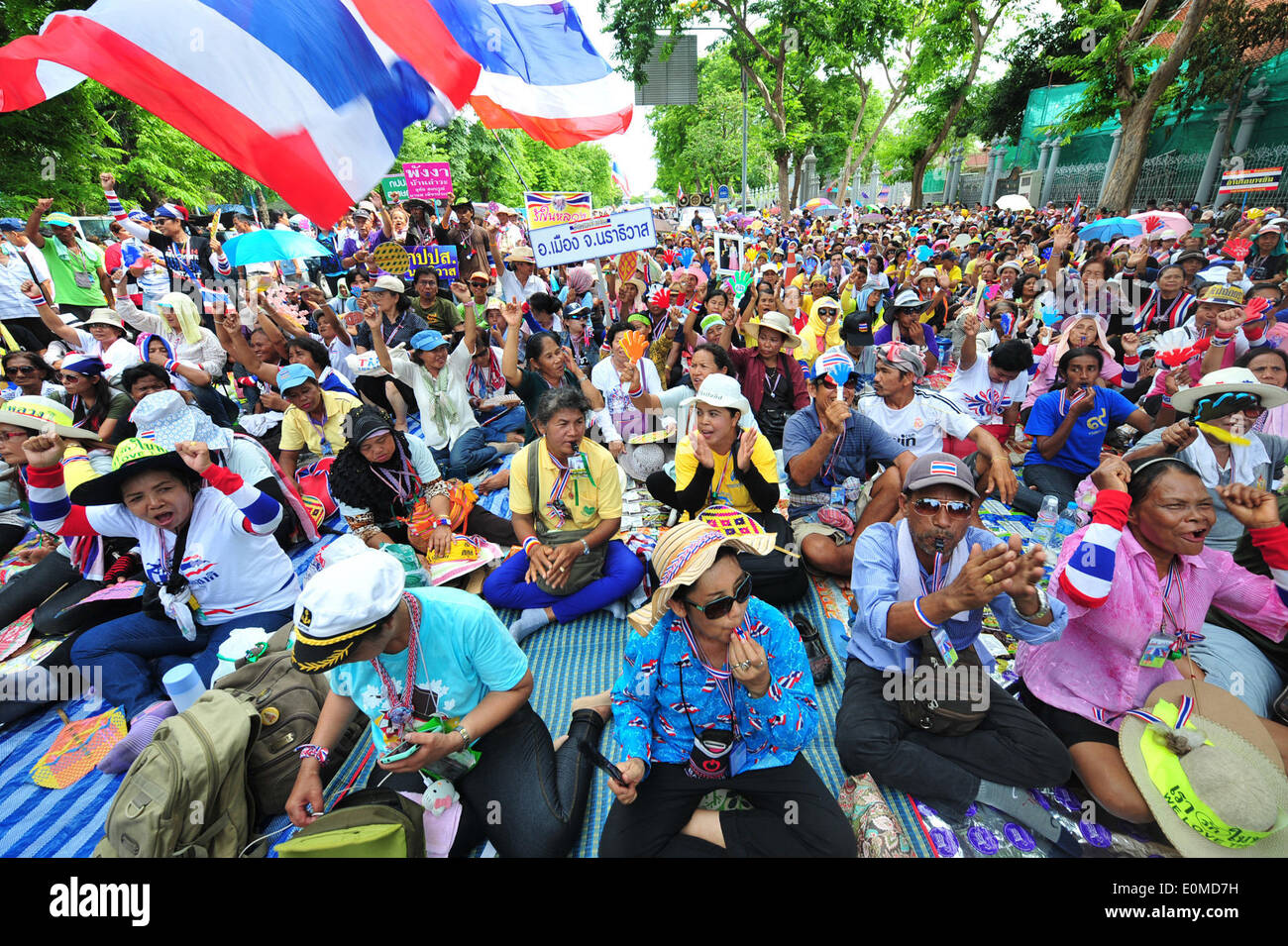 Bangkok, Thailand. 16. Mai 2014. Bei einer Kundgebung vor dem Parlamentsgebäude teilnehmen als Senatoren Debatte um Lösungen für politische Konflikt des Landes in Bangkok, Thailand, 16. Mai 2014 finden Thai Anti-Regierungs-Demonstranten. Bildnachweis: Rachen Sageamsak/Xinhua/Alamy Live-Nachrichten Stockfoto
