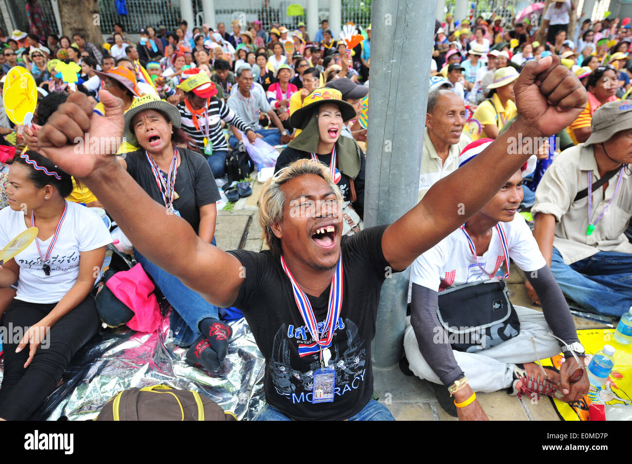Bangkok, Thailand. 16. Mai 2014. Bei einer Kundgebung vor dem Parlamentsgebäude teilnehmen als Senatoren Debatte um Lösungen für politische Konflikt des Landes in Bangkok, Thailand, 16. Mai 2014 finden Thai Anti-Regierungs-Demonstranten. Bildnachweis: Rachen Sageamsak/Xinhua/Alamy Live-Nachrichten Stockfoto