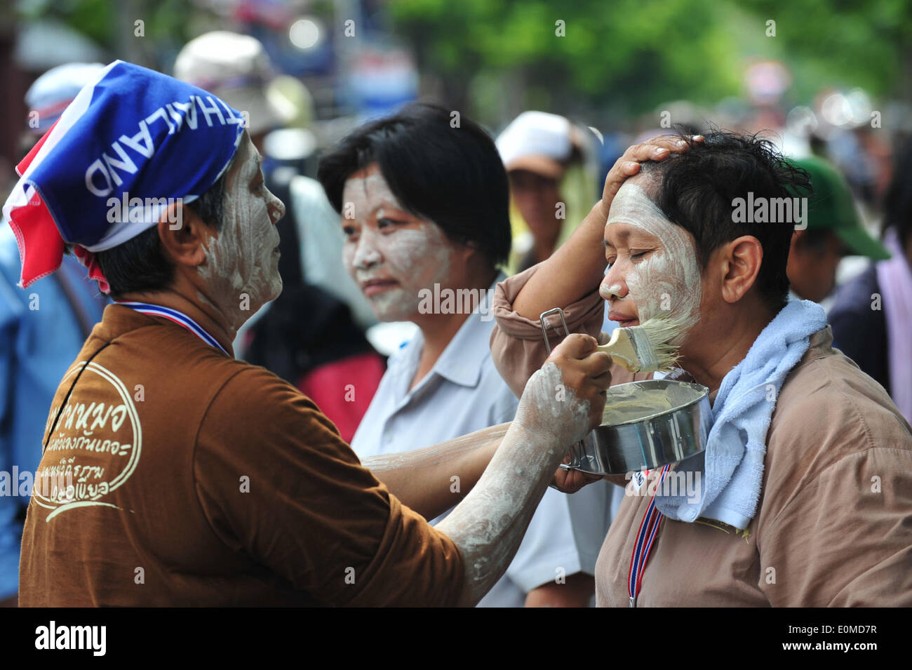 Bangkok, Thailand. 16. Mai 2014. Ein Thai Anti-Regierungs-Demonstranten setzt Pulver auf die andere Fläche, um Schutz vor starker Sonneneinstrahlung während einer Kundgebung vor dem Parlamentsgebäude als Senatoren Debatte um Lösungen für politische Konflikt des Landes in Bangkok, Thailand, 16. Mai 2014 finden. Bildnachweis: Rachen Sageamsak/Xinhua/Alamy Live-Nachrichten Stockfoto