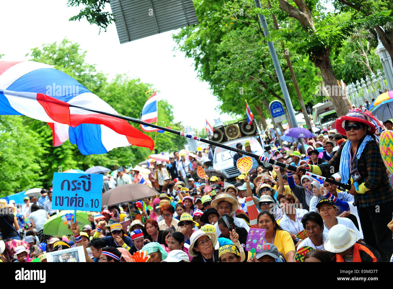Bangkok, Thailand. 16. Mai 2014. Bei einer Kundgebung vor dem Parlamentsgebäude teilnehmen als Senatoren Debatte um Lösungen für politische Konflikt des Landes in Bangkok, Thailand, 16. Mai 2014 finden Thai Anti-Regierungs-Demonstranten. Bildnachweis: Rachen Sageamsak/Xinhua/Alamy Live-Nachrichten Stockfoto