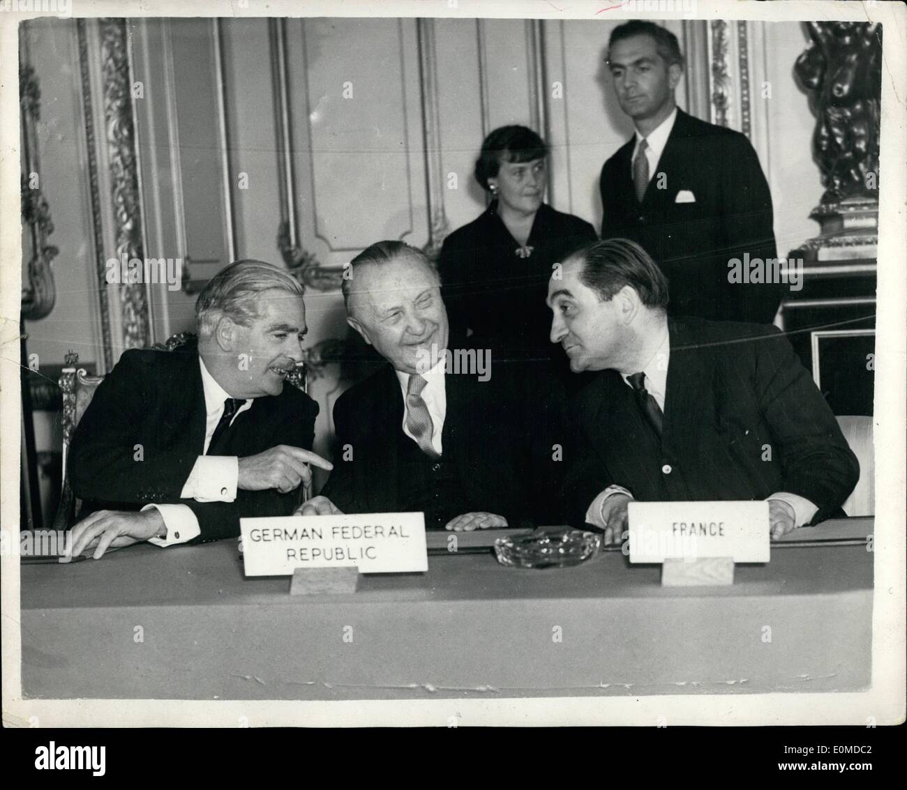 10. Oktober 1954 - Einigung bei neun-Mächte-Konferenz; Das Foto zeigt Herrn.  (Großbritannien), Dr. Adenauer, Bundeskanzler und Herr Mendes France, der französische Ministerpräsident anlässlich der heutigen Unterzeichnung im Lancaster House zu sehen. Stockfoto
