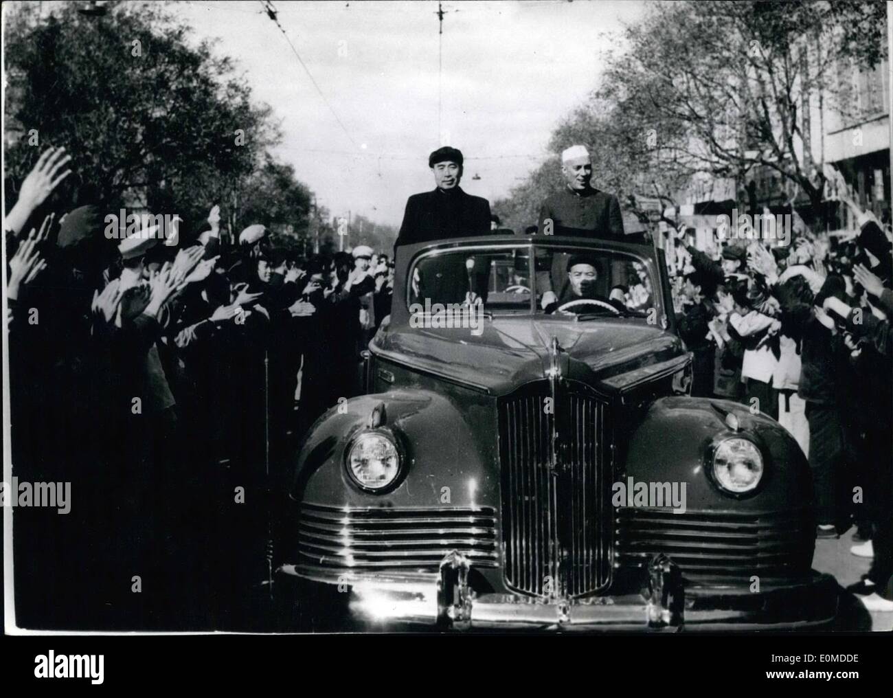 10. Oktober 1954 - Besuch Pandit Nehru zahlt Mao. Stehen in einem offenen Wagen mit Chou En-Lai an seiner Seite, fährt Pandit Nehru durch die Straßen von Peking, die von der Menge bejubelt. Okt. 25/54 Stockfoto