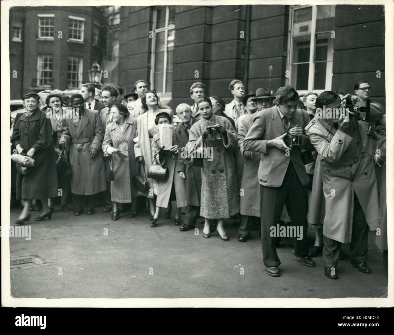 Sept. 09, 1954 - neun-Mächte-Konferenz im Lancaster House. Delegierte zu gelangen. Foto zeigt: Massen im Lancaster House nach vorne lehnen Stockfoto