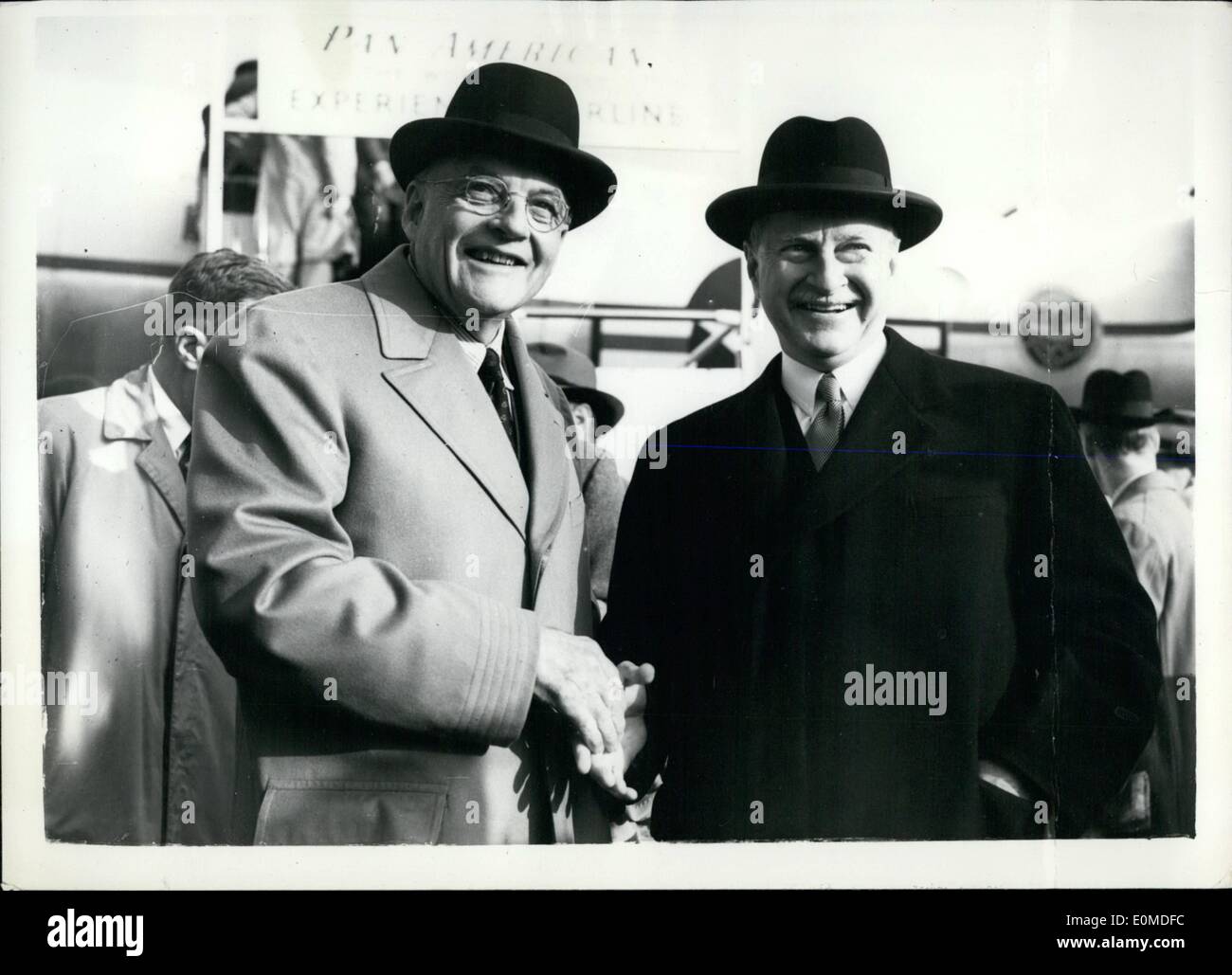 Sept. 09, 1954 - Herr Dulles kommt mit dem Flugzeug an die neun-Mächte-Konferenz auf deutsche Wiederbewaffnung: Foto zeigt Herr Dulles, Vereinigte Staaten Staatssekretär, durch Herrn Windthrop Aldrich, der amerikanische Botschafter in London (links) bei seiner Ankunft in London am Flughafen begrüßt. Stockfoto